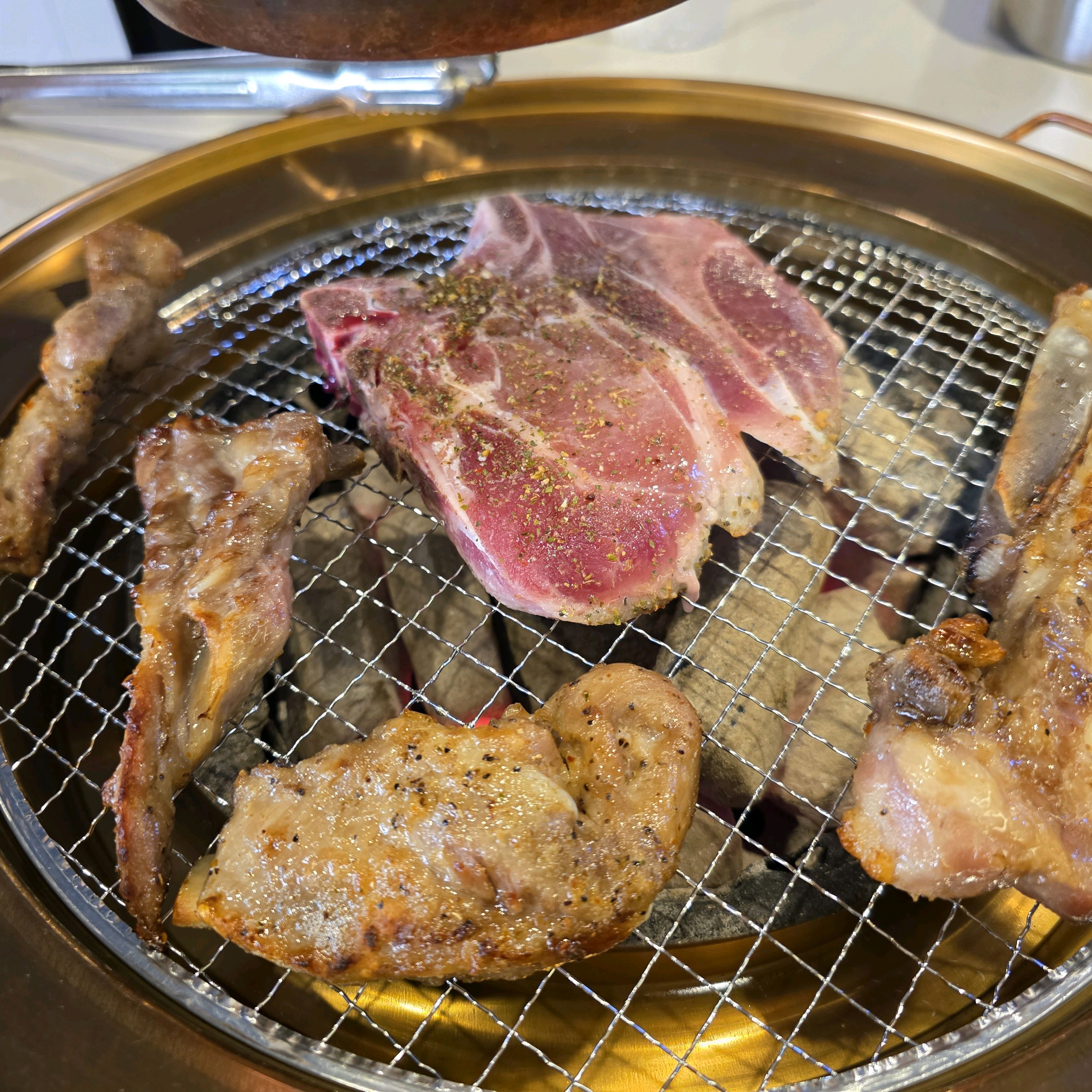 뼈를 주는데 심지어 조리해서 주는 곳은 처음이에요!! 고기가 실하고 엄청 맛있어요 잘 먹었