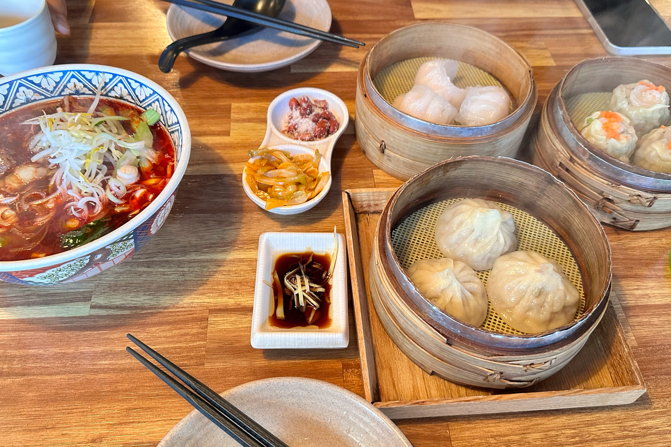 샤오롱바오 쇼마이 하가우 다 너무 맛있고 우육탕면도 맵기 정도를 정해서 먹을 수 있어서 순