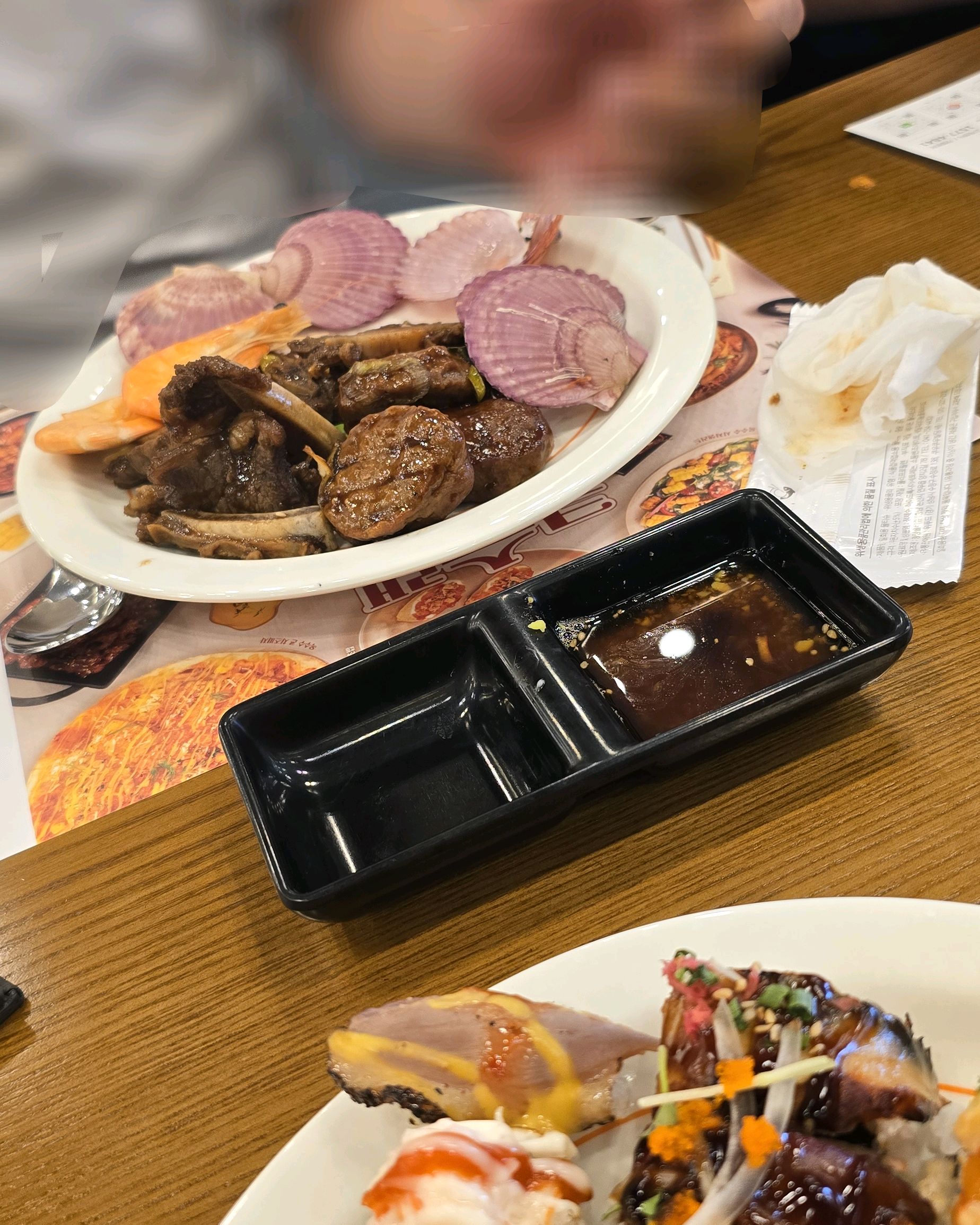 더움 찜통같이습한데 직원에게 에어컨 물어보니 동시에틀어야 해한다고 안틀어줌 사람이 없어서
