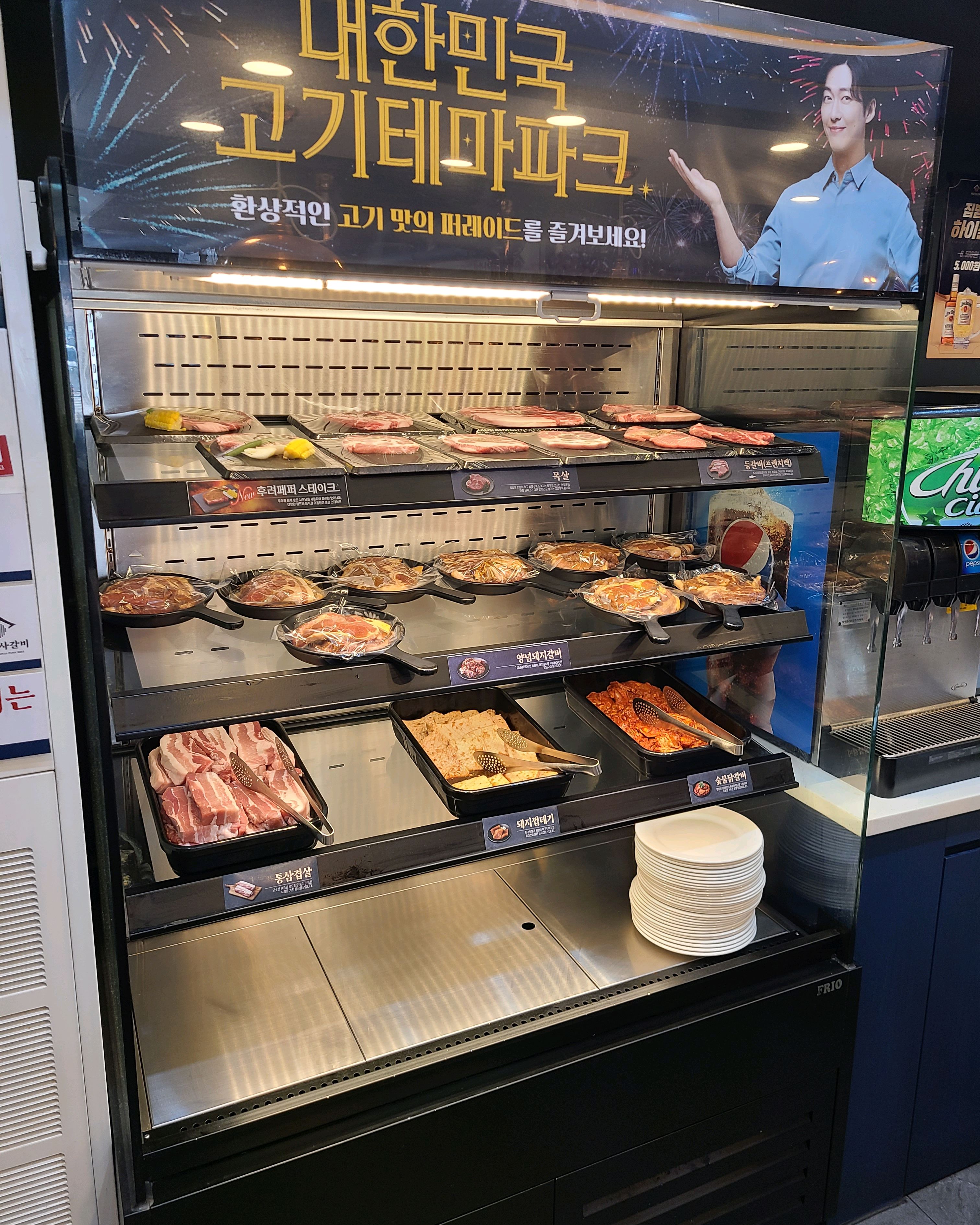 평일 점심시간에 오니 아주 한가롭게 고기를 많이 먹을 수 있었어요 공간도 넓어 단체회식하기