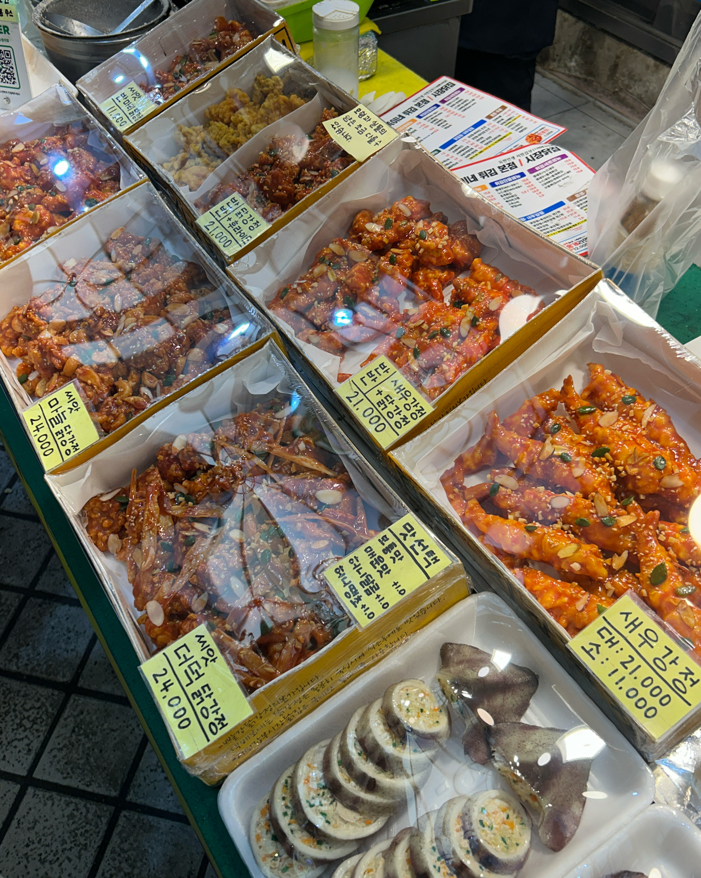 아내와 함께 속초 여행의 맛집 서민갑부 시장닭강정에 방문했어요. 속초중앙시장에 닭강정집이