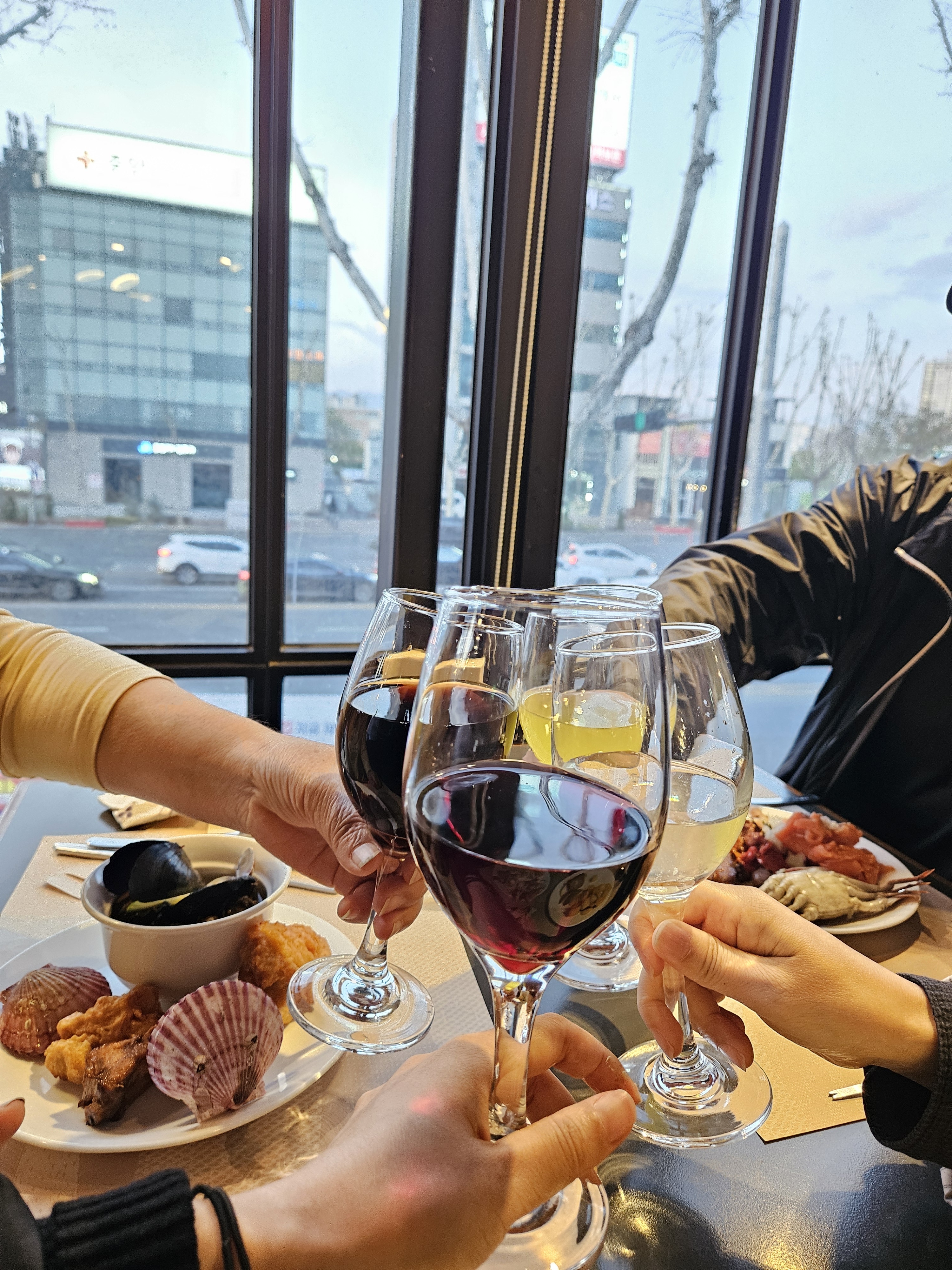 음식도 맛있고 달달한 와인과 분위기가 좋아요~ 항상 기다려야해서 네이버예약하고 가요~ - 대봉동 맛집 빕스 대구수성교점