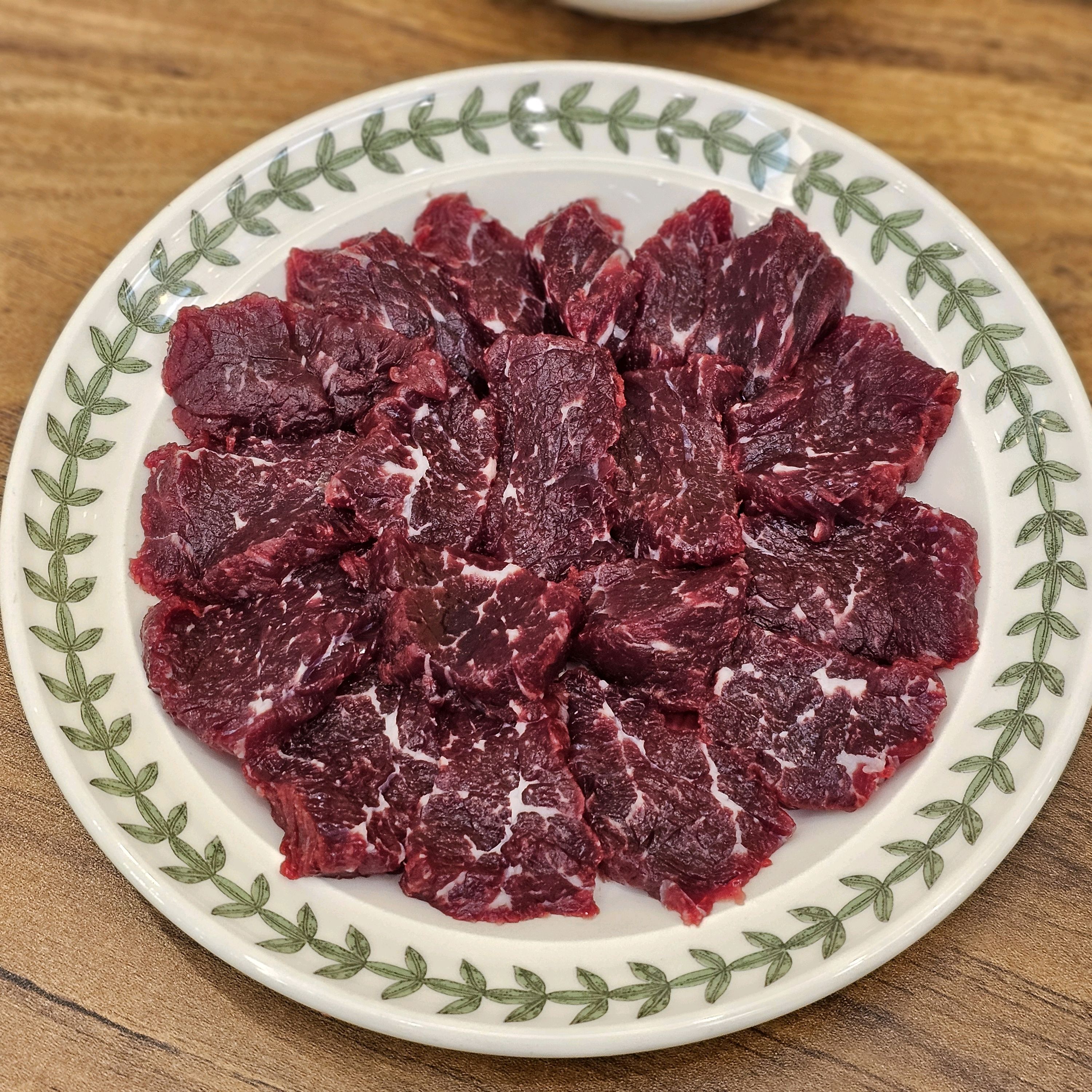 뭉티기 고기상태 너무 좋고 고소하니 맛있어요~ 두툼해서 먹는 식감도 딱 좋고 양념장에 콕