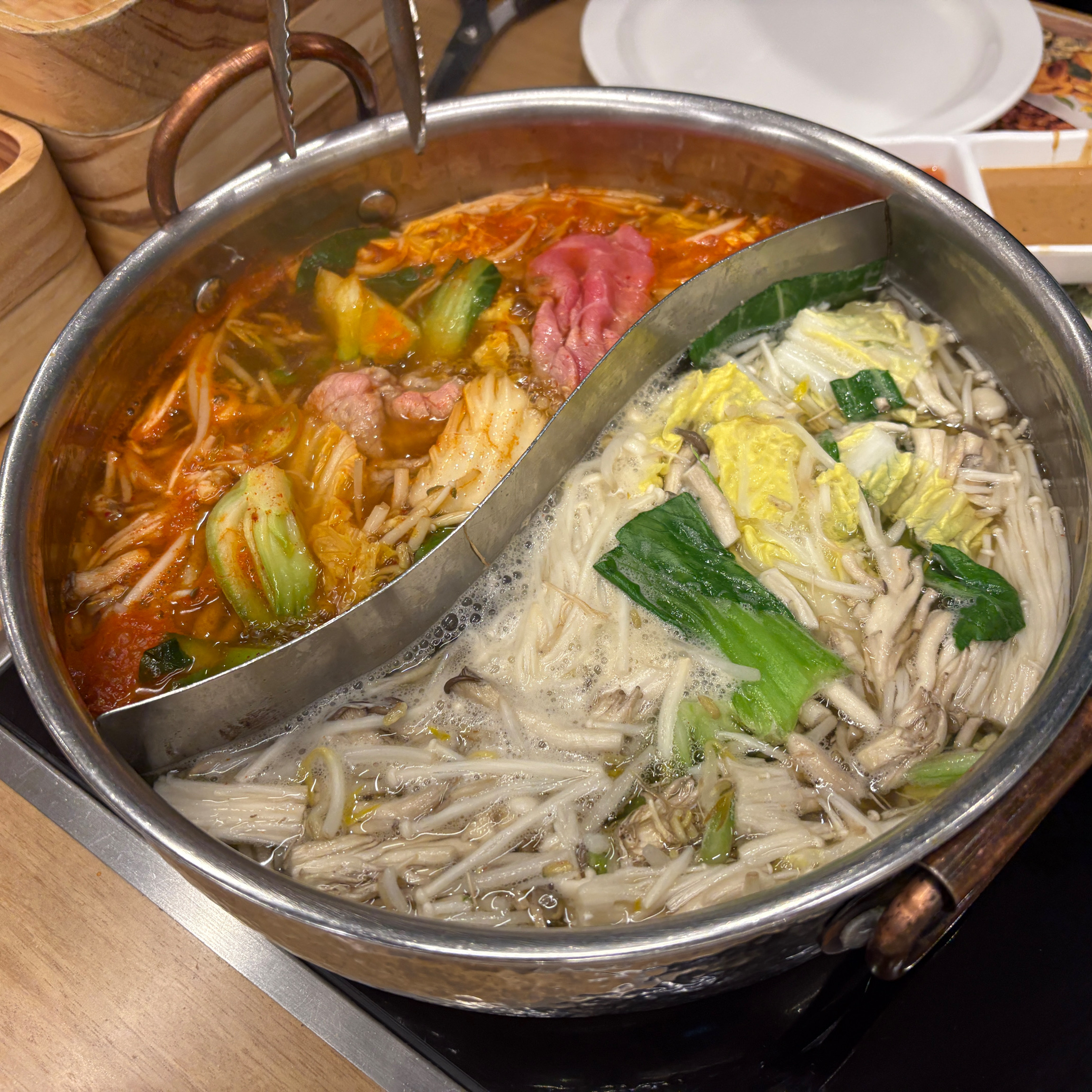 매번 지나가다가 봤는데 처음 먹으러왔는데 재료 신선하고 종류도 많고 맛도 좋아요!!! 샤브