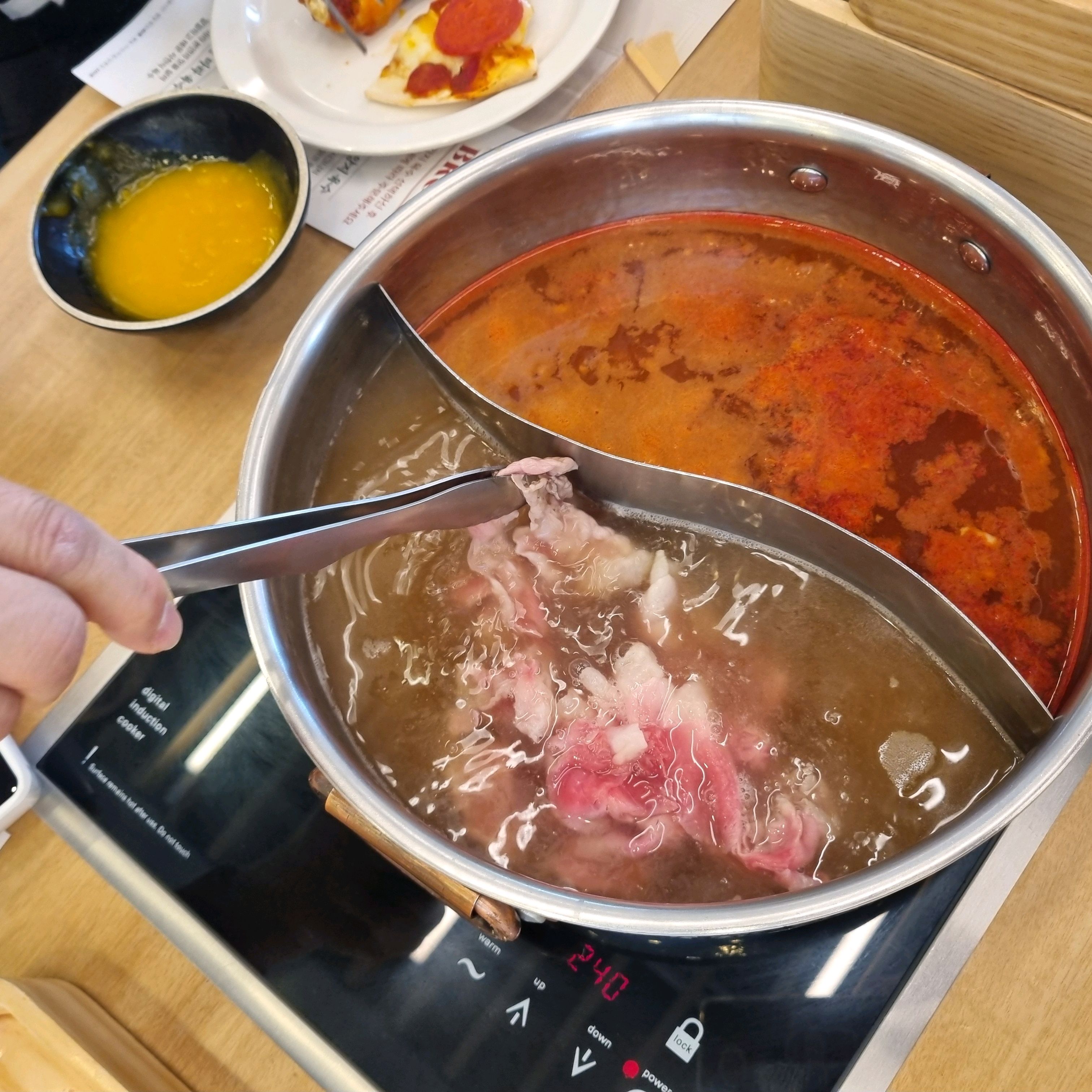 음식 종류가 정말 많아요. 야채도 신선하고 고기도 마음껏 먹을 수 있어서 좋아요. 디저트