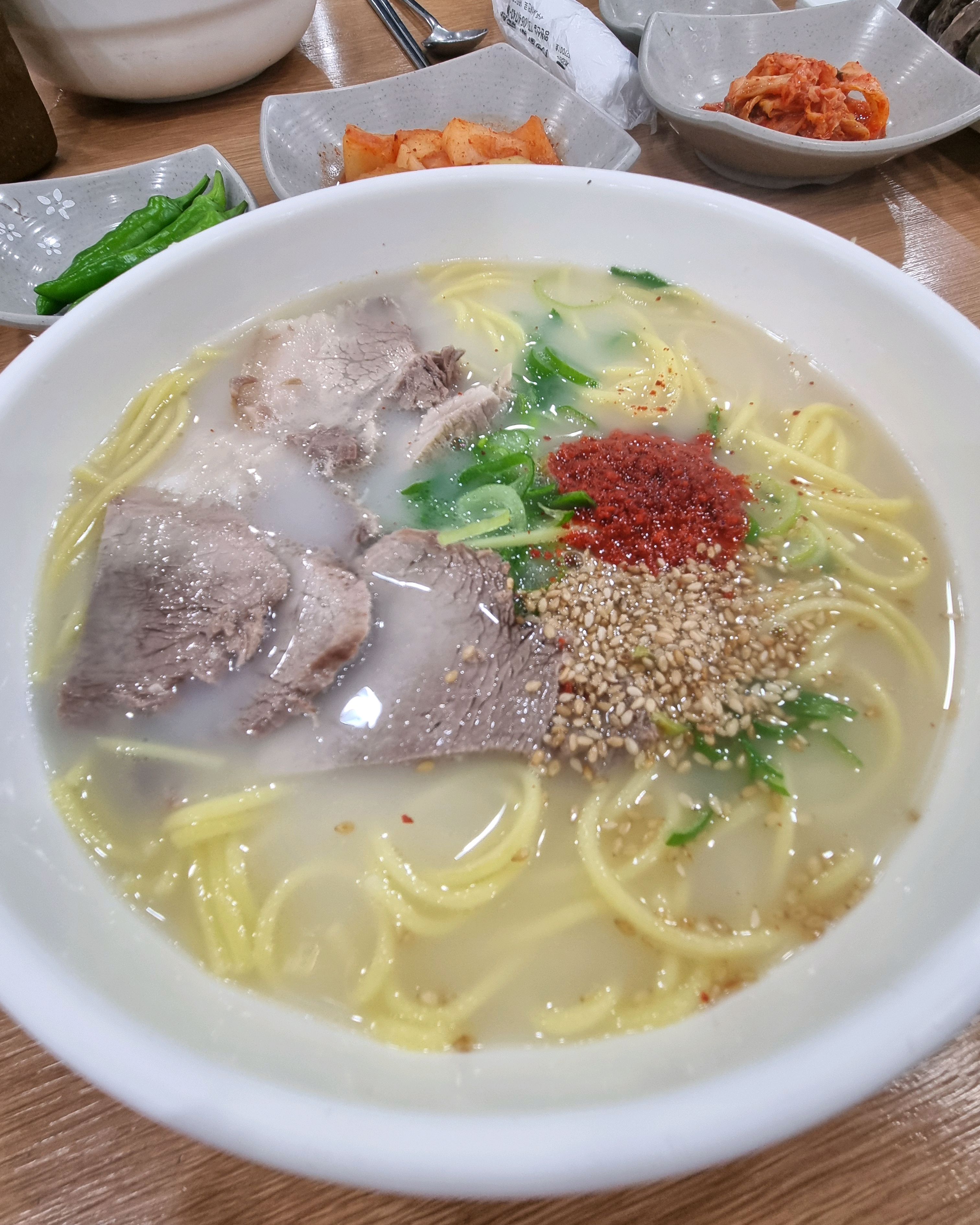 고기국수먹고 밥 공짜로 퍼먹을 수 있어서 국물에 말아먹어서 배부르게 먹었습니다. - 제주 맛집 제주도 고기국수 만세국수