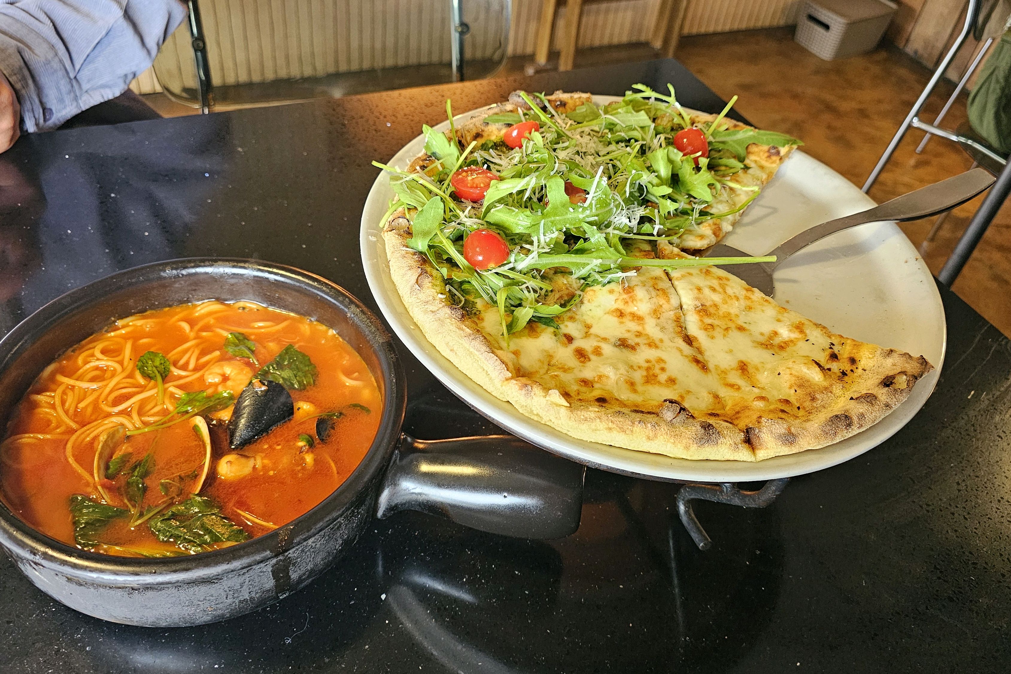 식전빵도 쫄깃쫄깃 맛있고 뚝배기 파스타 강추합니다 - 송정 맛집 303화덕 송정점
