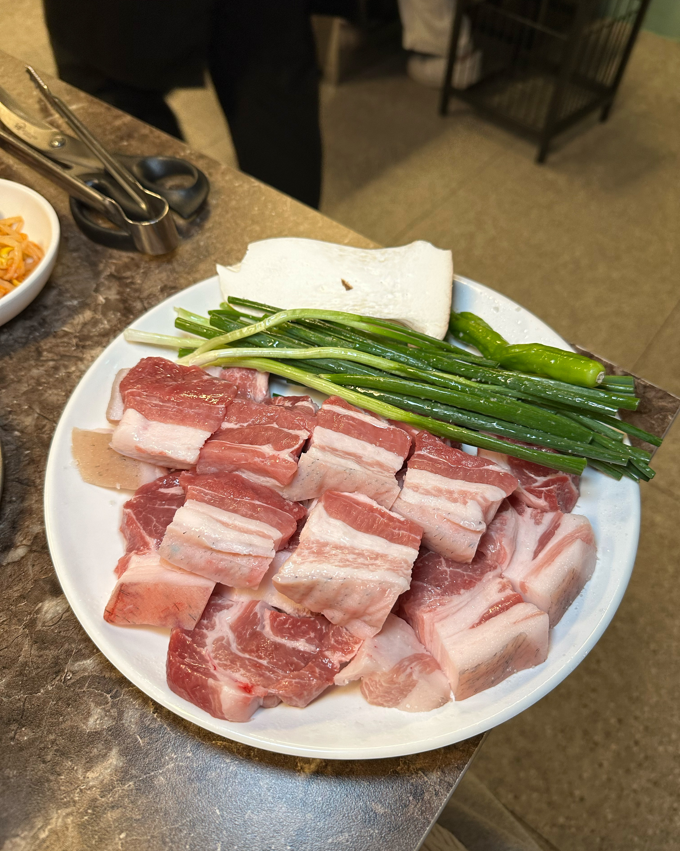 두툼하게 썰어주는 숯냄새 솔솔나는 흑돼지도 맛있고 🫶🏻 직원분들 너무 친절해서 좋아요! 멜