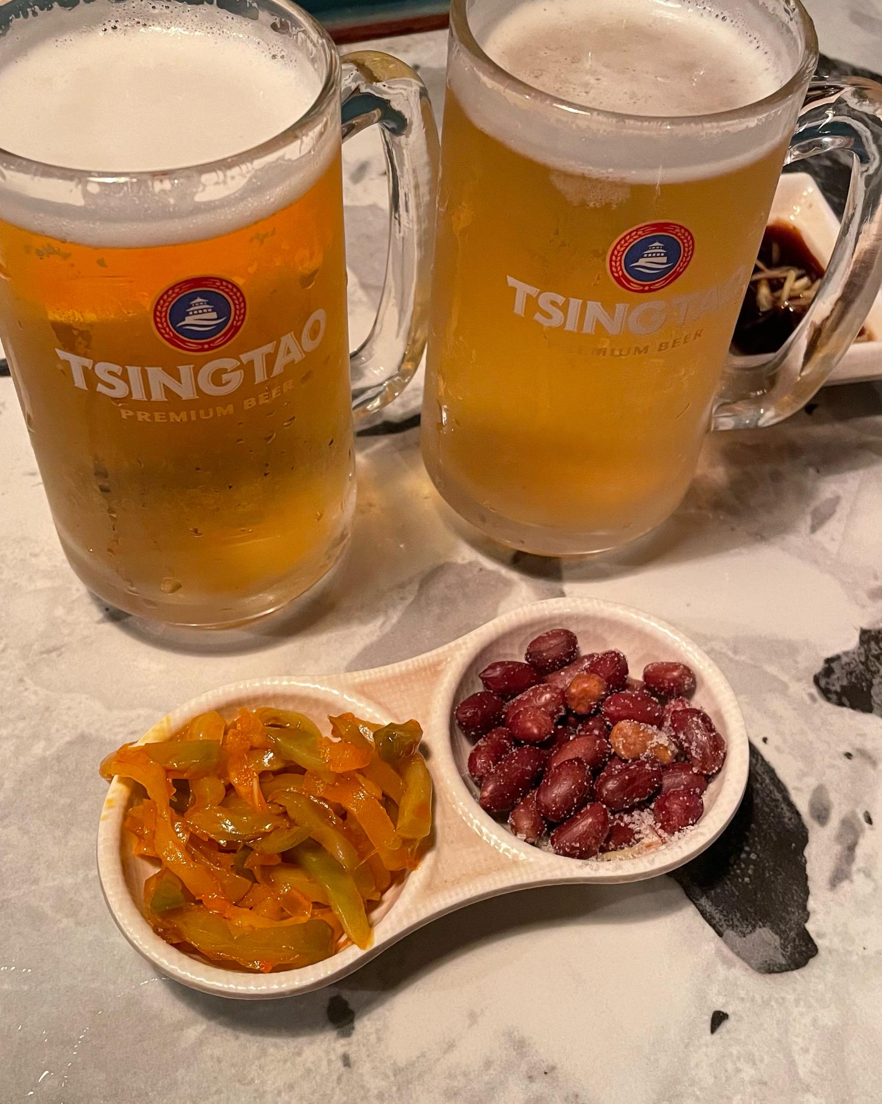매콤완탕 맛있어요 만두에 새콤하고 고소한소스가 뿌려져있어서 잘 어울렸어요~ 완탕면도 맥주와