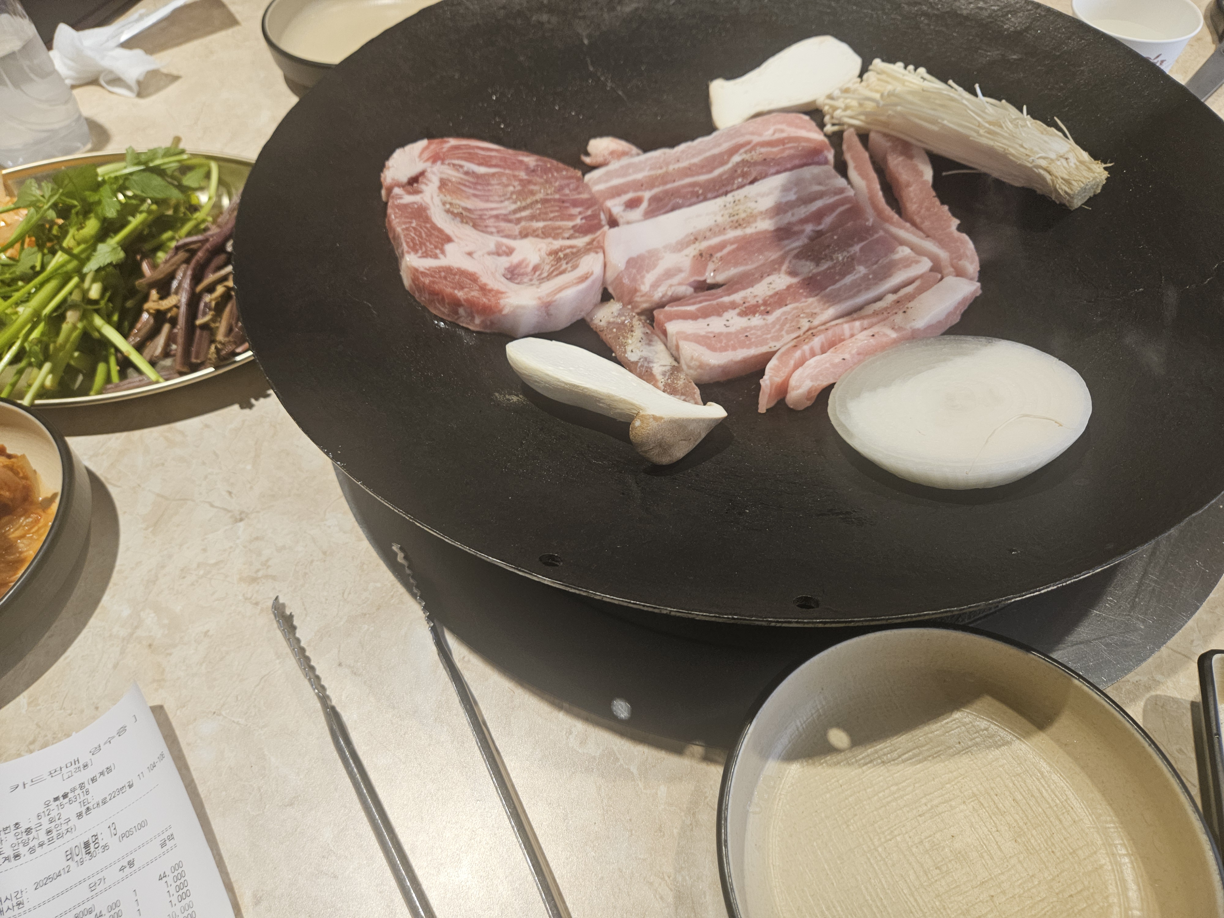 홀이 넓어 홀에 들어와서 식사했습니다. 고기질이 너무 좋아요 직원분들도 친절하시고 야장 좋