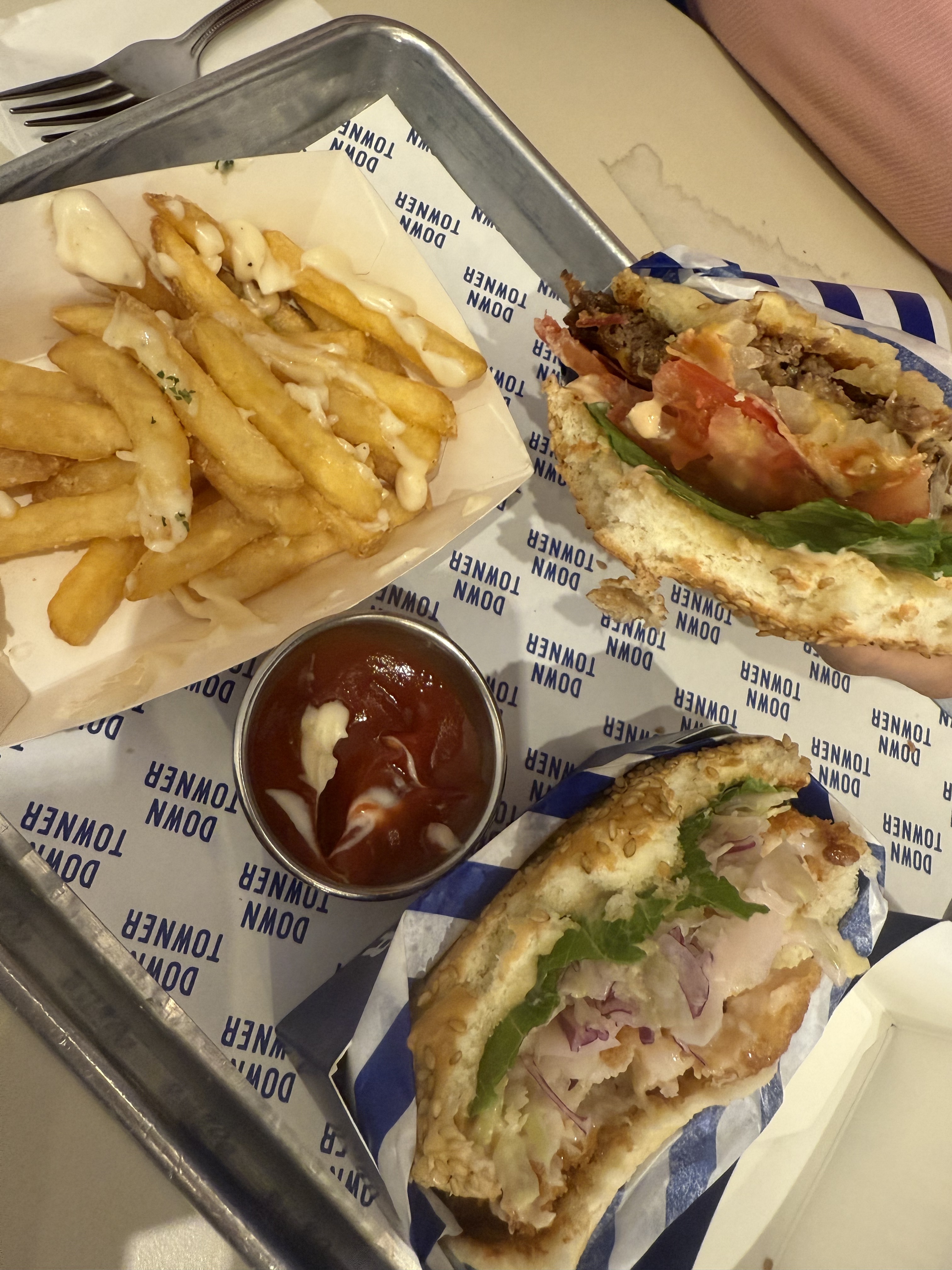 드디어 말로만 듣던 다운타우너에 와서 햄버거 먹었는데, 너무 맛있네요! - 광화문 맛집 다운타우너 안국