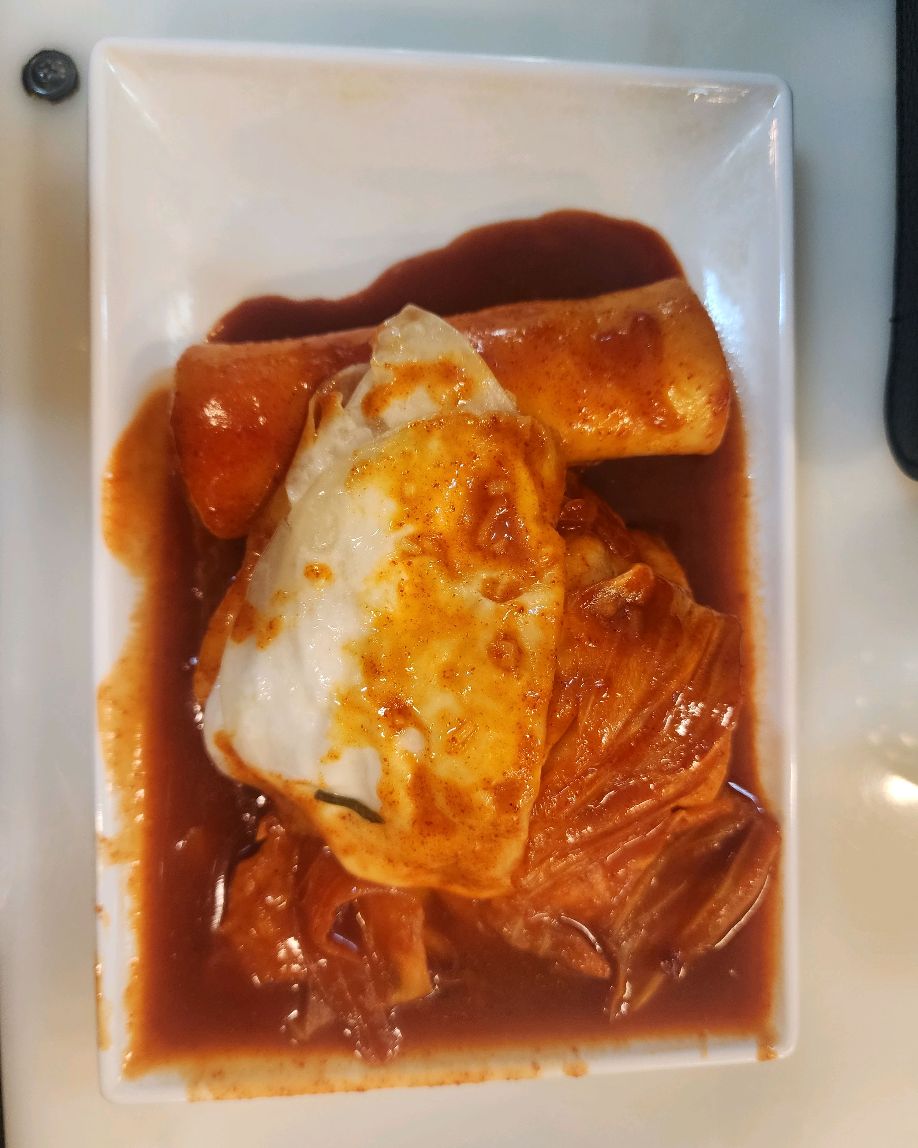 떡볶이를 시키면 만두랑 어묵이랑 떡이랑 같이 줍니다. 떡이 쫀득쫀득하니 맛있어요. - 대구 맛집 중앙떡볶이
