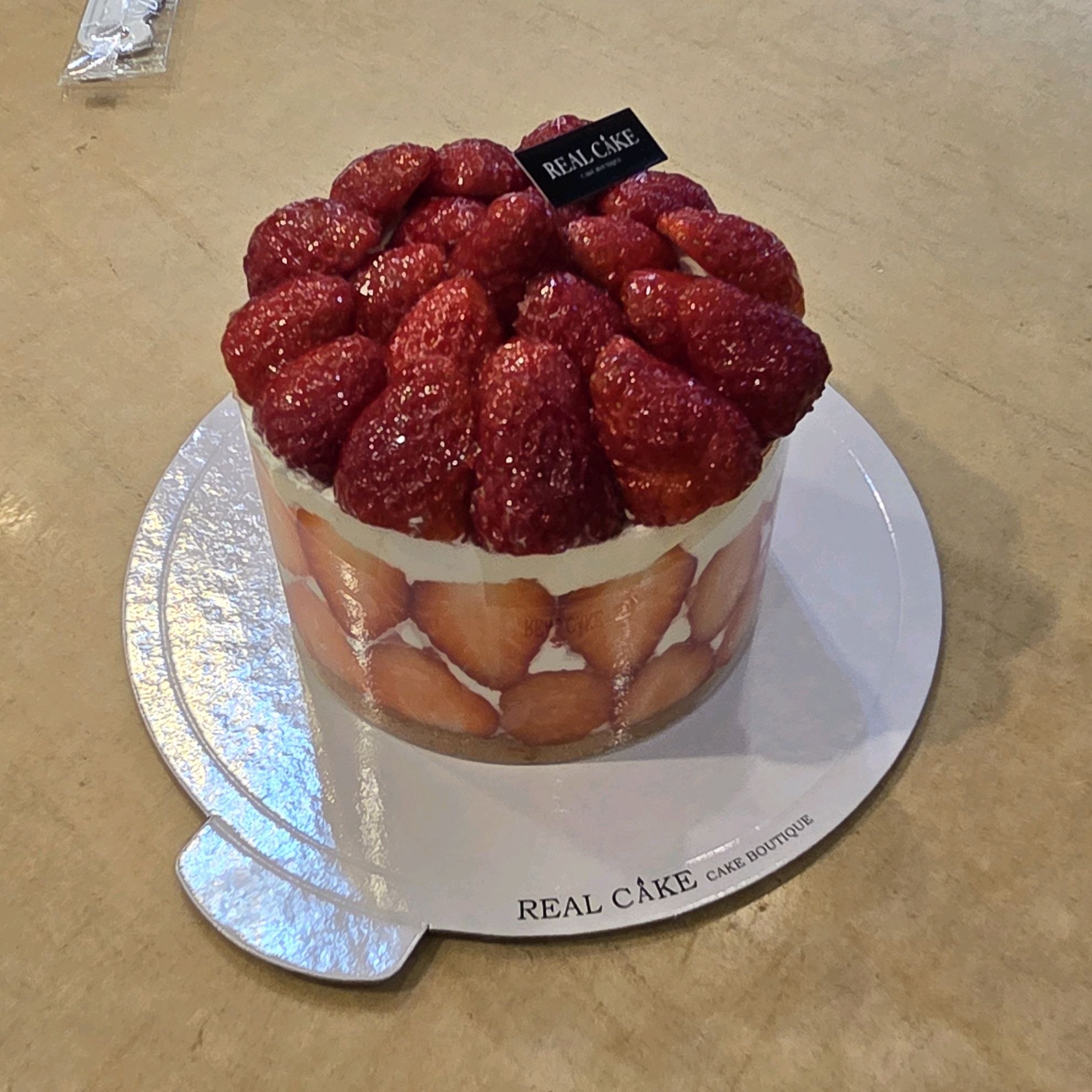 생일케이크 사러 방문했어요ㅎ 미니여도 딸기가 많이 들어있어서 충분한거 같아요ㅎㅎ 매장도 깨