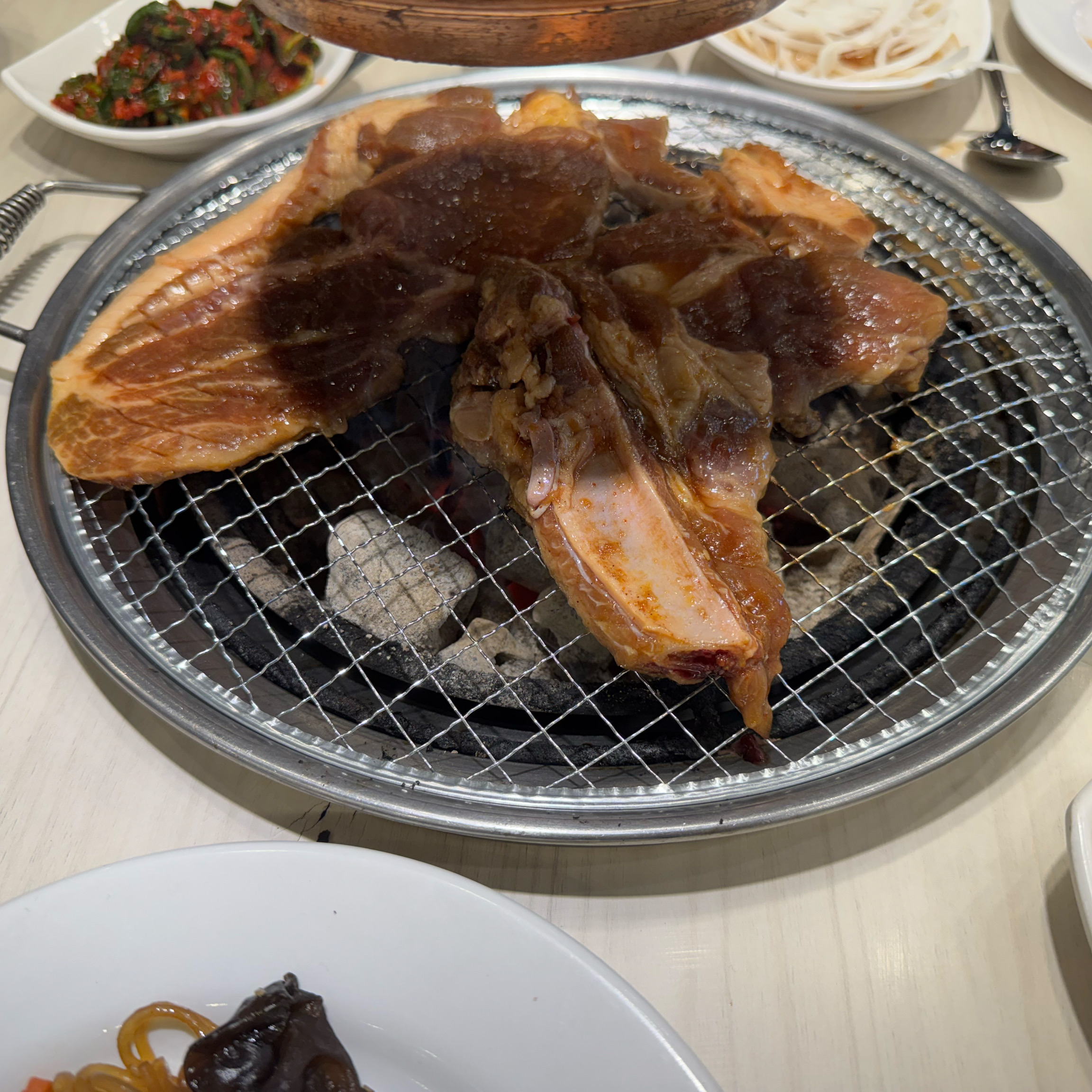 샤브샤브?메뉴도 있고 다른지점에비해 여러 종류의 셀프바 메뉴가 있어서 좋았어요 갈빗대 고기