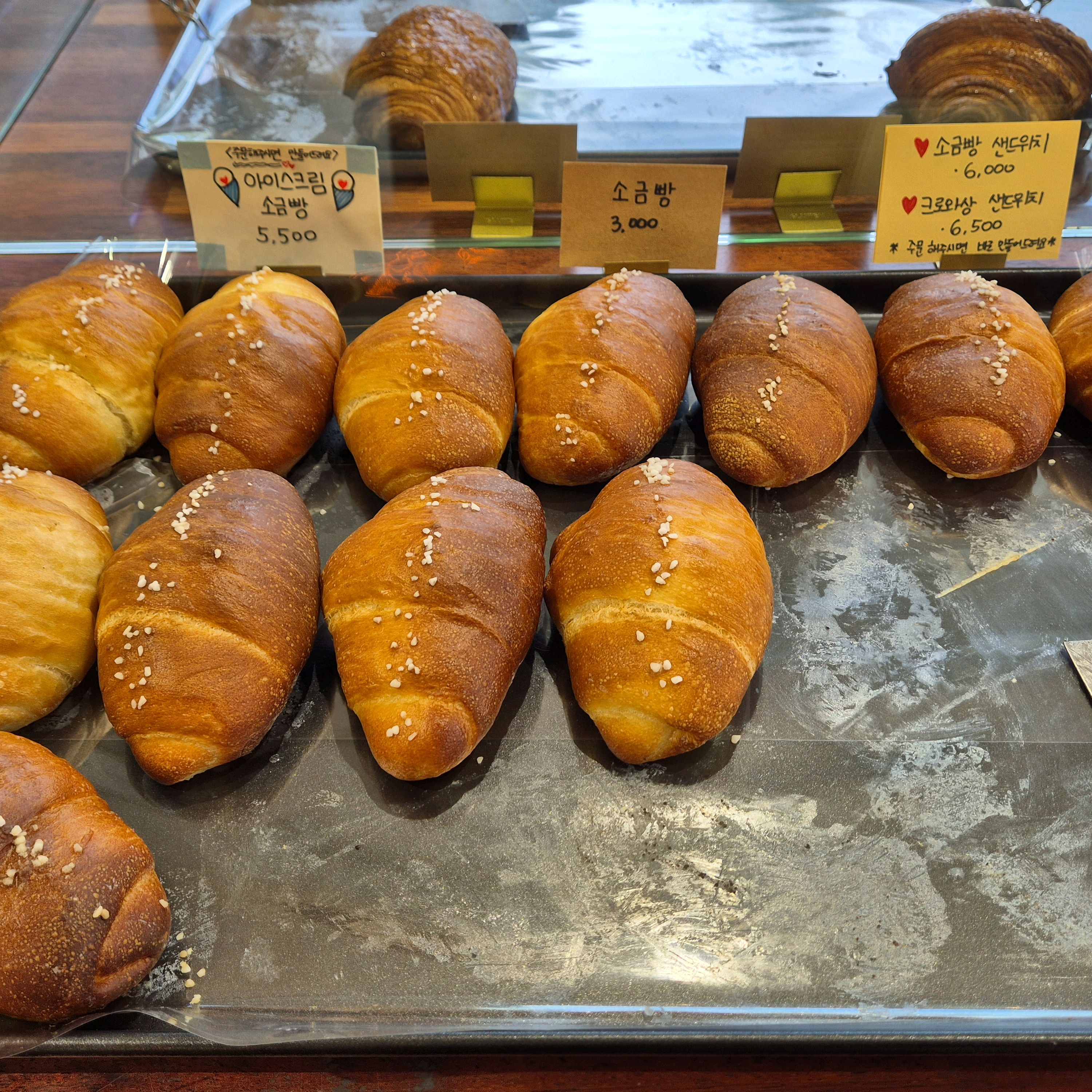 소금빵 맛집이라는 얘길 듣고 찾아갔어요,매장이 크지 않았지만 끊임없이 손님들이 들어왔어요.