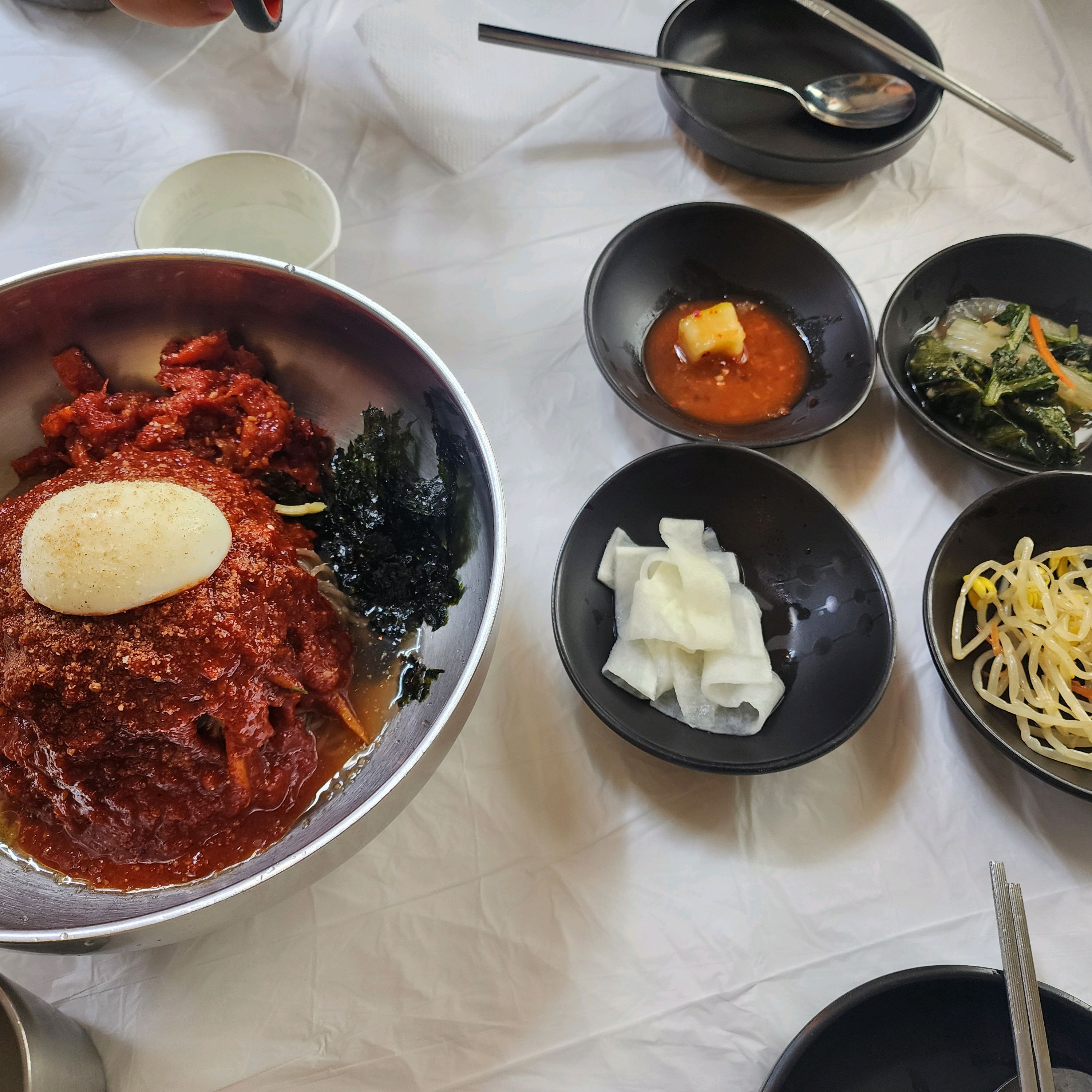 막국수랑 옹심이 시켜먹었는데 완전 꿀맛이었어요 아침일찍 오니까 웨이팅도 없고 사장님도 너무