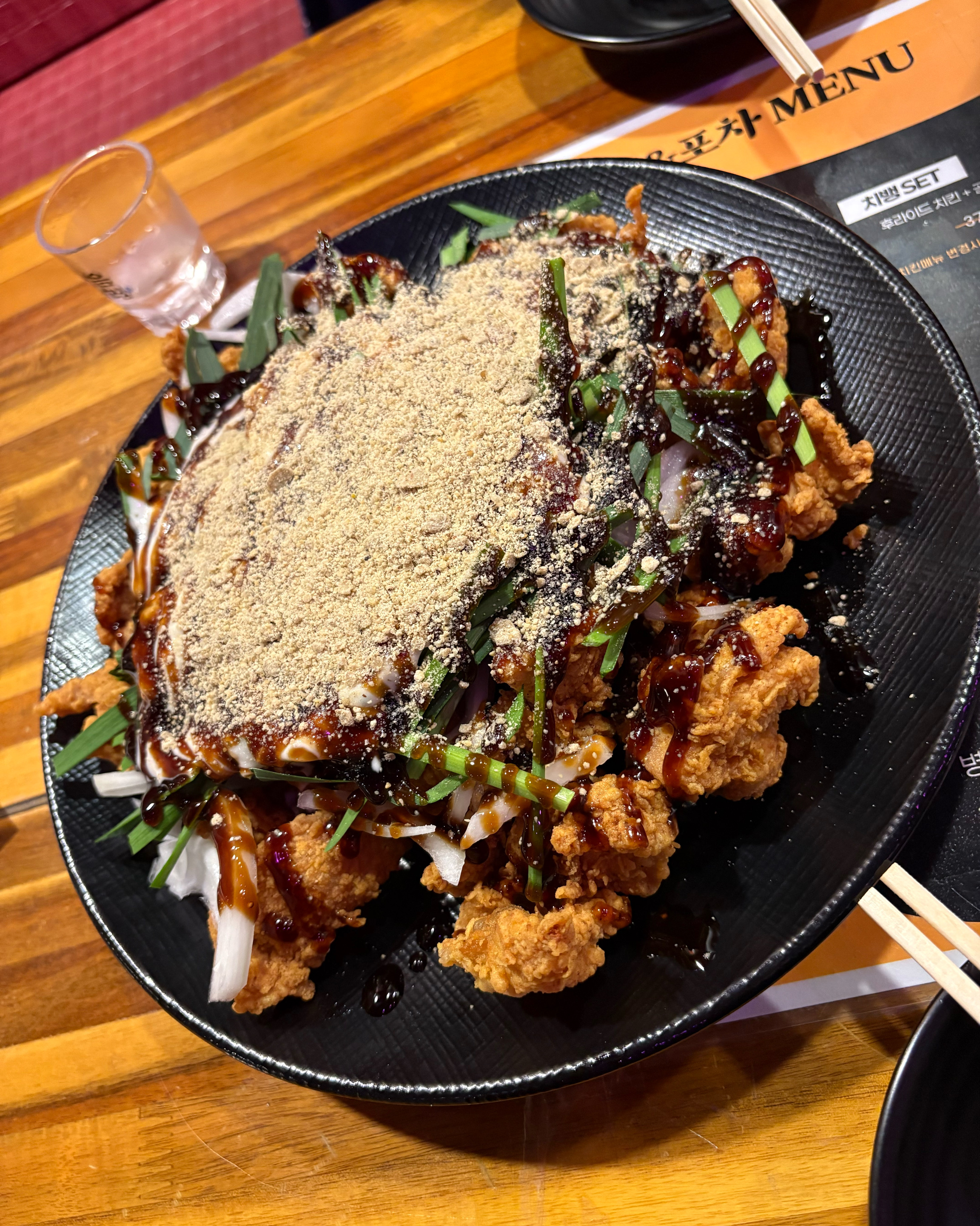 역시 강릉치킨 맛집 넘버원! 양파와 부추의 조합이 잘어울리고 튀김정도도 아주깔끔하게 잘 튀