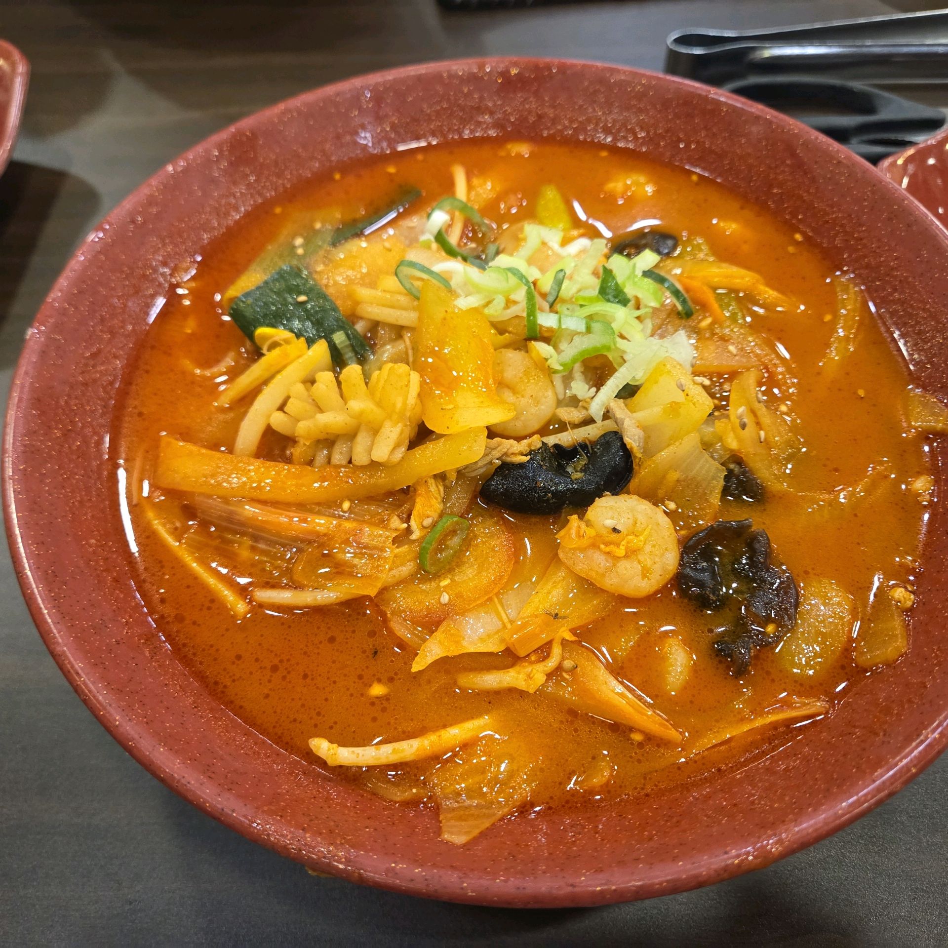 짬뽕 야끼우동 탕수육 주문했어요. 오징어가 풍성하고 야채가 많아서 짬뽕이 맛있어요. 8천원