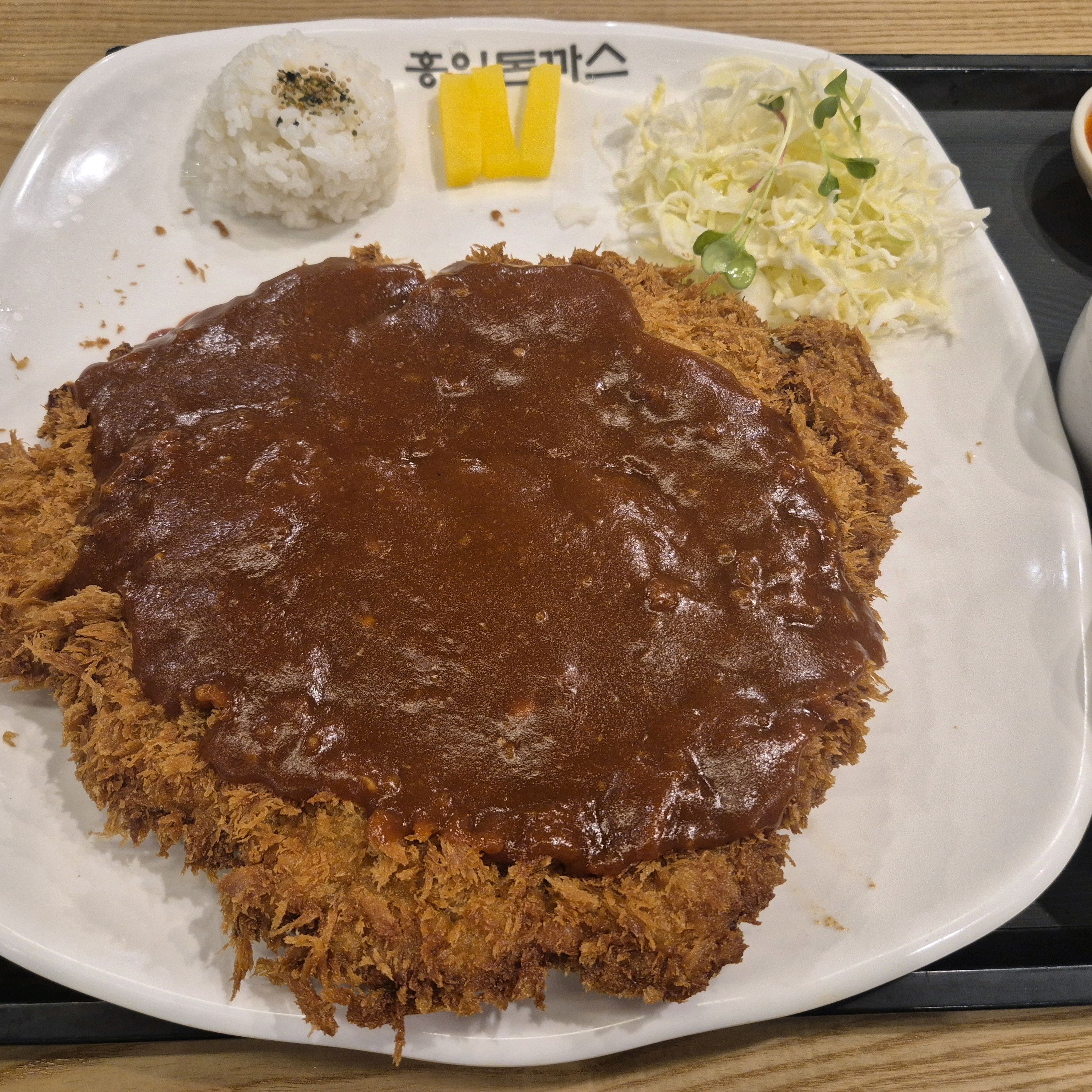 돈까스가 얇고 바삭해서 맛있어요. 남은 음식은 포장도 할 수 있게 포장용기 줘서 부담없이