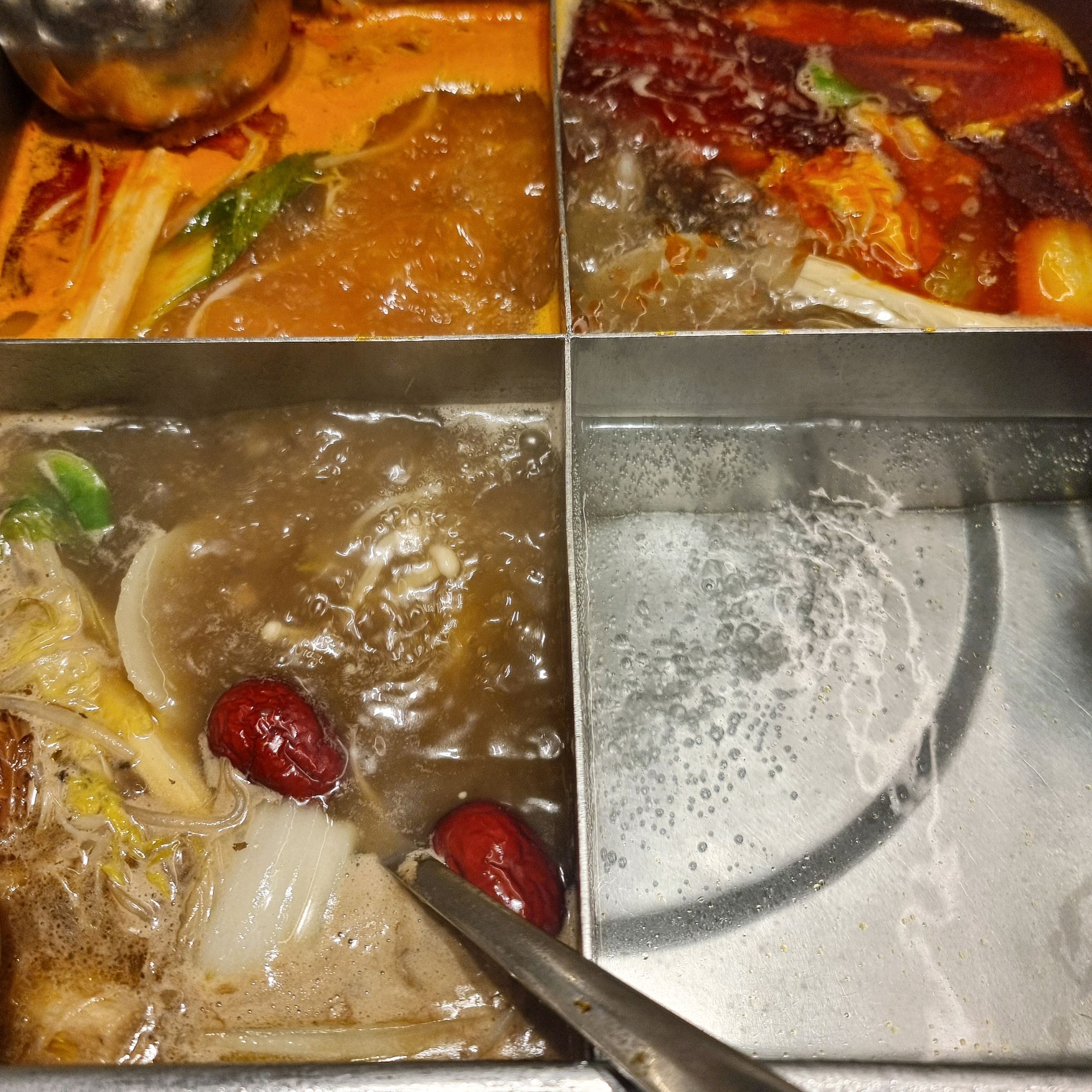 인기가 많아서 웨이팅이 있어요. 고기 질도 좋고 국물들이 다 맛있습니다. 기다리는동안 미리