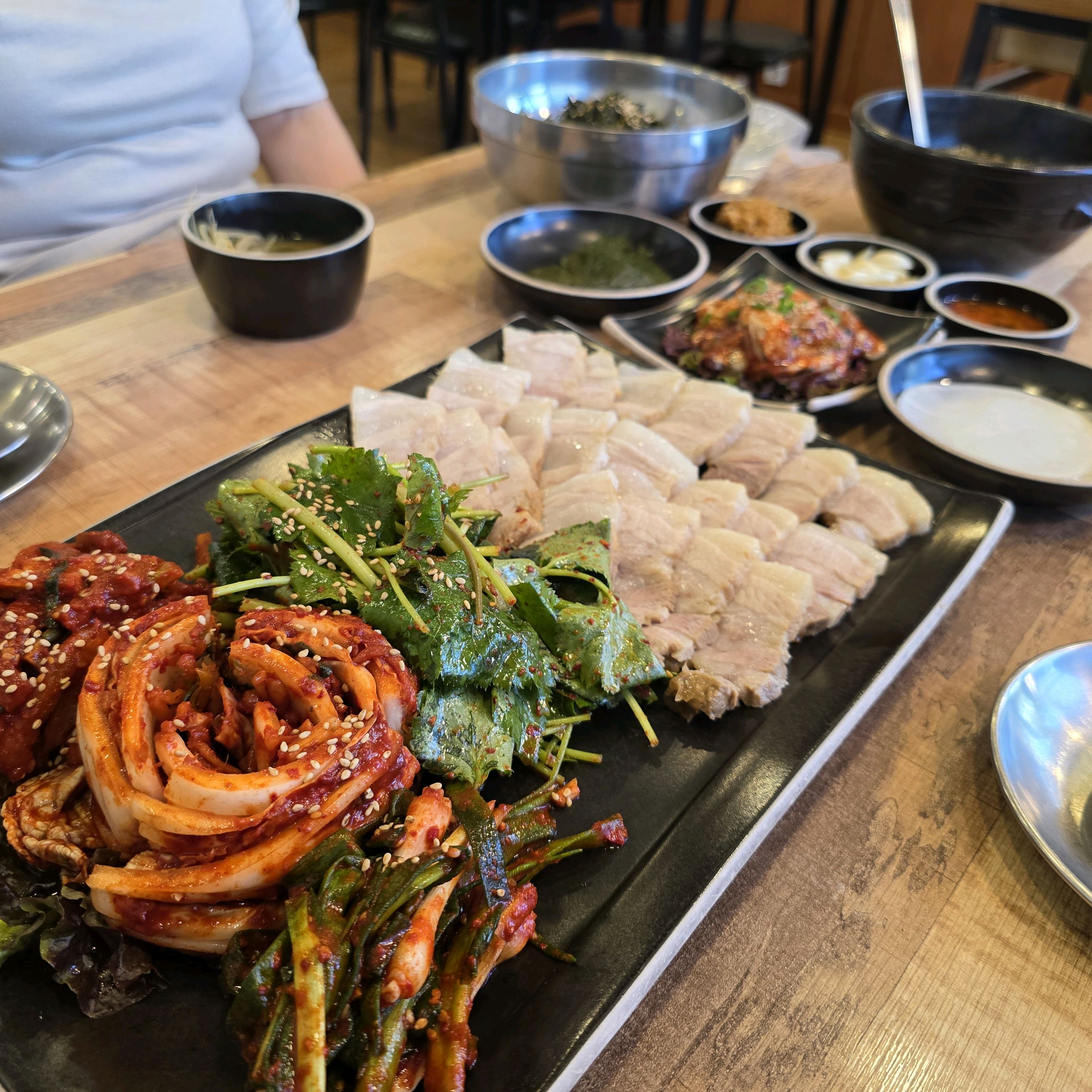권선동 맛집 보쌈1979 본점 추천합니다. 보쌈 부드럽고 담백하니 고소하고 맛있어요. 주먹