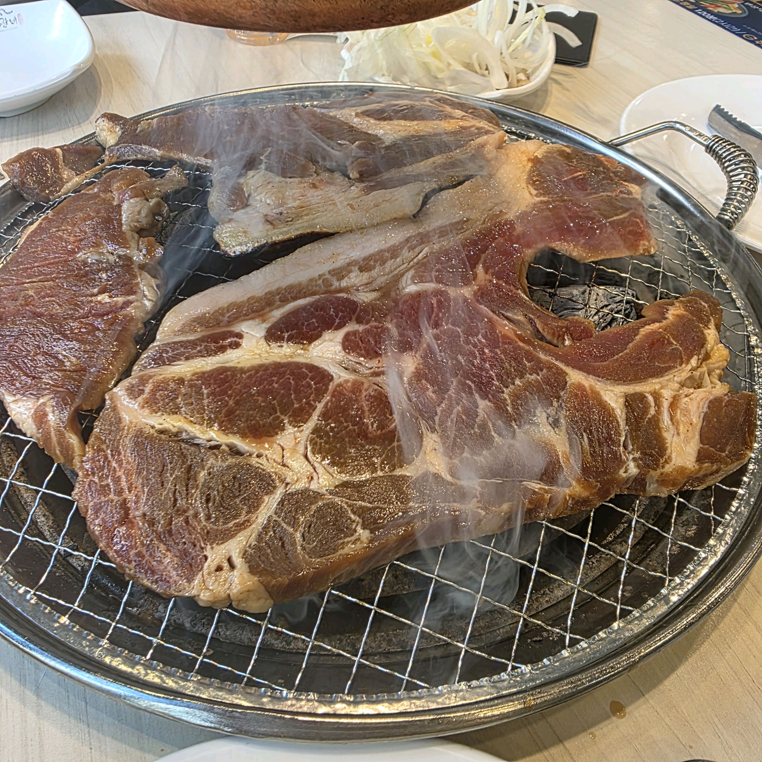 오랜만에 방문한 명륜진사갈비 요즘에 좋아졌다해서 기대하고왔는데 기대 이상이네요 ㅎㅎ 매장도