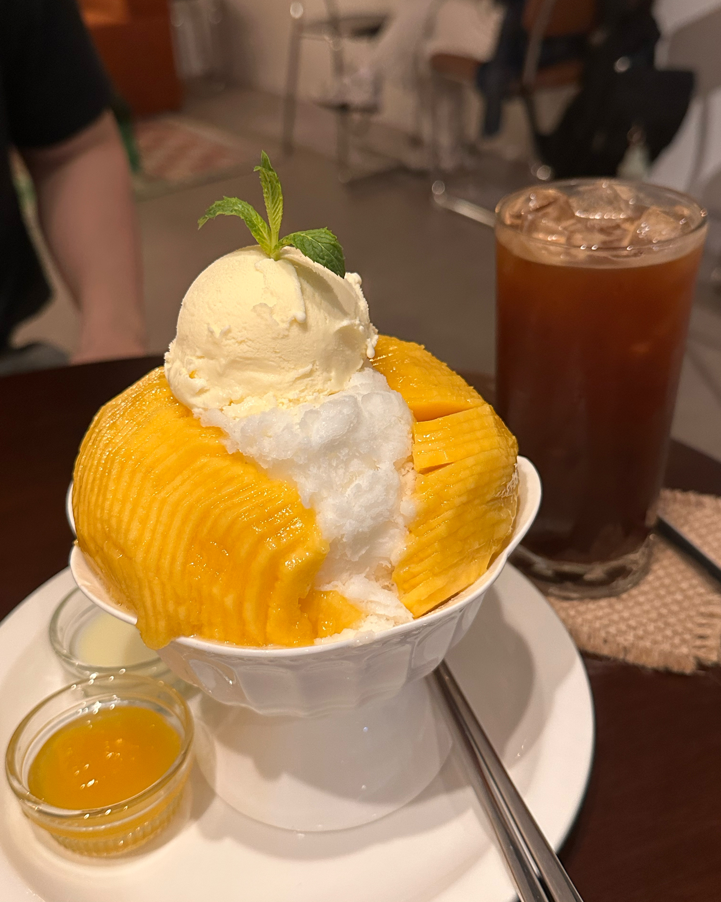 호텔 망고빙수맛인데 가격은 넘무 착해요 🥺🥺🤍 - 망원동 맛집 올위크