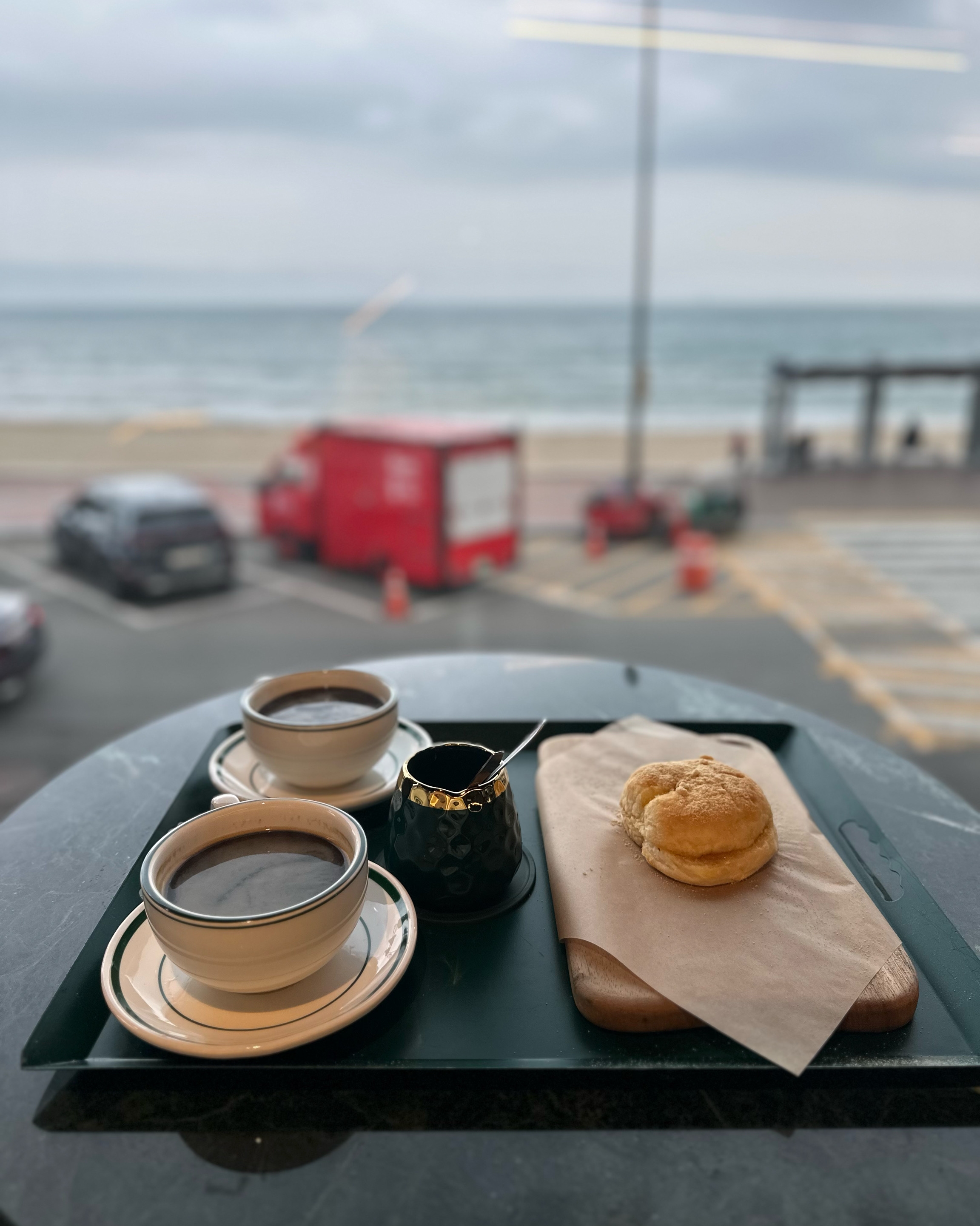 송정 오션뷰가 정면으로 보이는 카페 - 송정 맛집 카페리프 송정해수욕장점