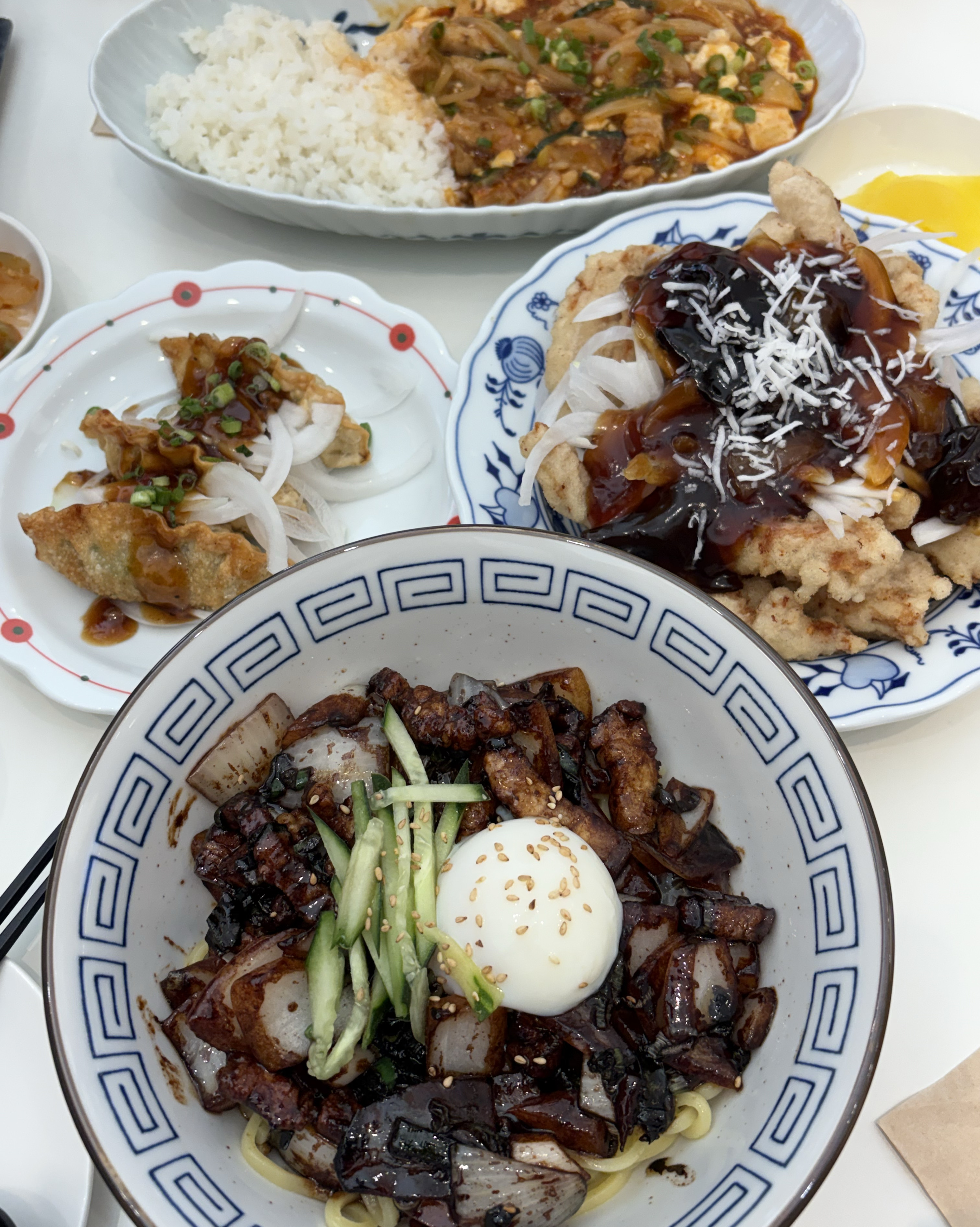 간짜장, 마파두부 덮밥, 탕수육 소 시켜서 먹었는데 탕슈육 튀김옷이 두껍지 않고 바삭바삭해