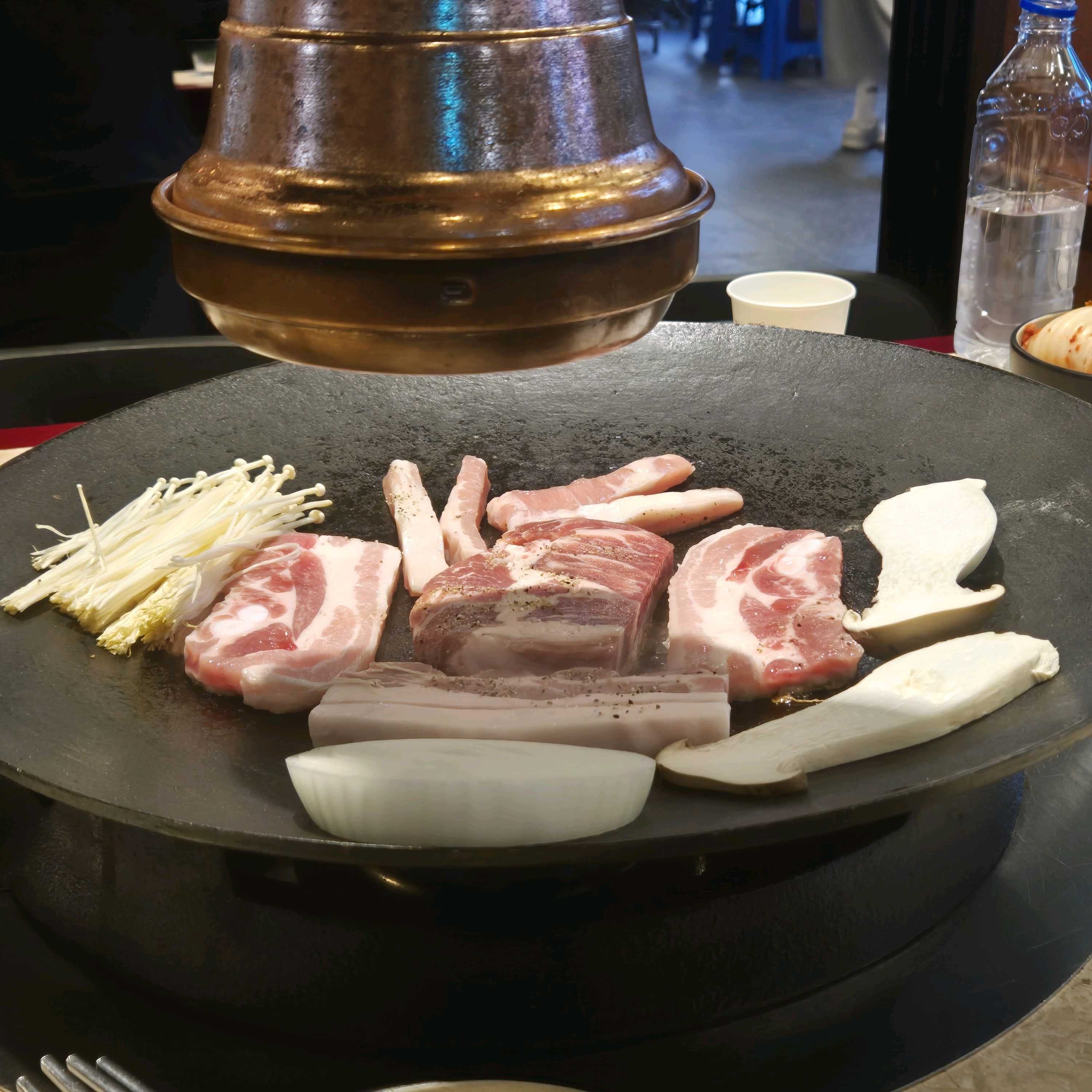 지나가다가 솥에 삼겹살 먹는 모습보고 들어왔는데 역시나 여기다 구워먹으니까 고기는 물론 같