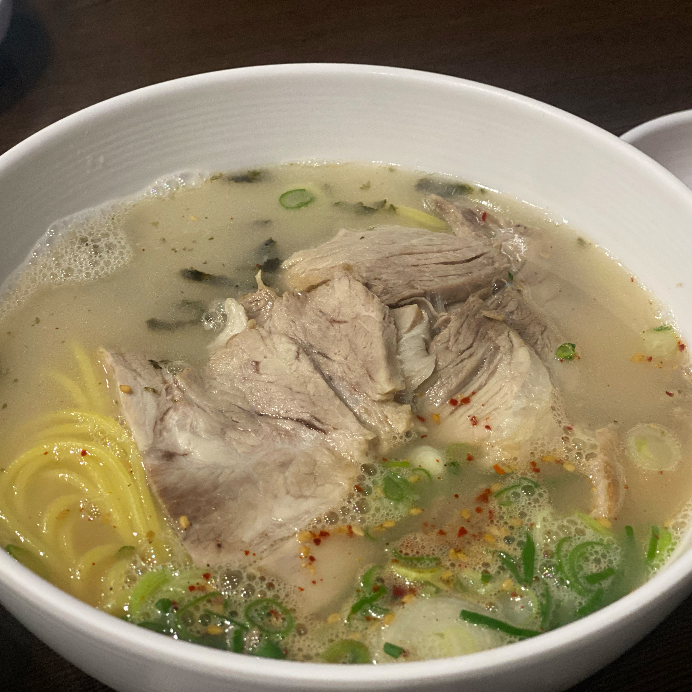고기듬뿍 올러간 고기국수 - 제주 맛집 자매국수