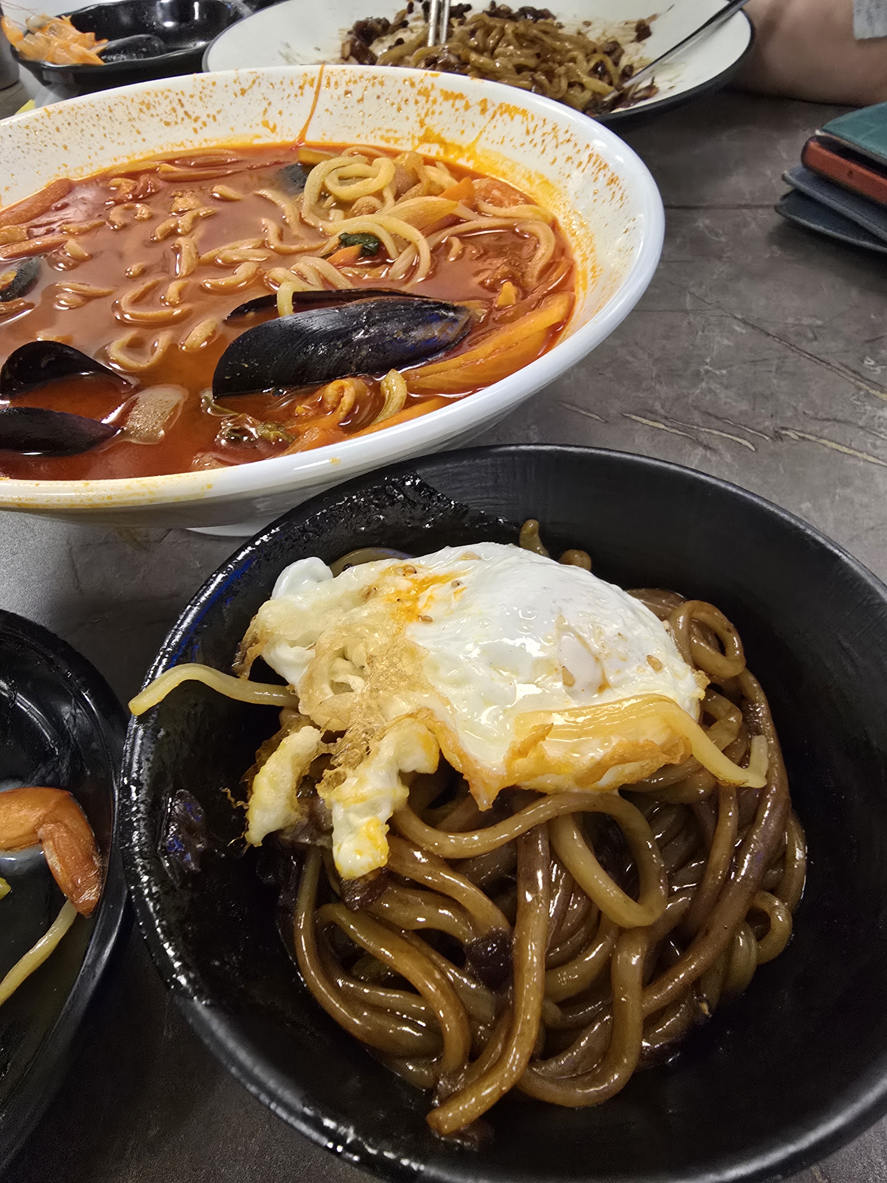 계란과 함께 짜장면을 먹으니 더 고소하고 맛있어요! - 부산역 맛집 하반장짬뽕 오늘도난닭치킨