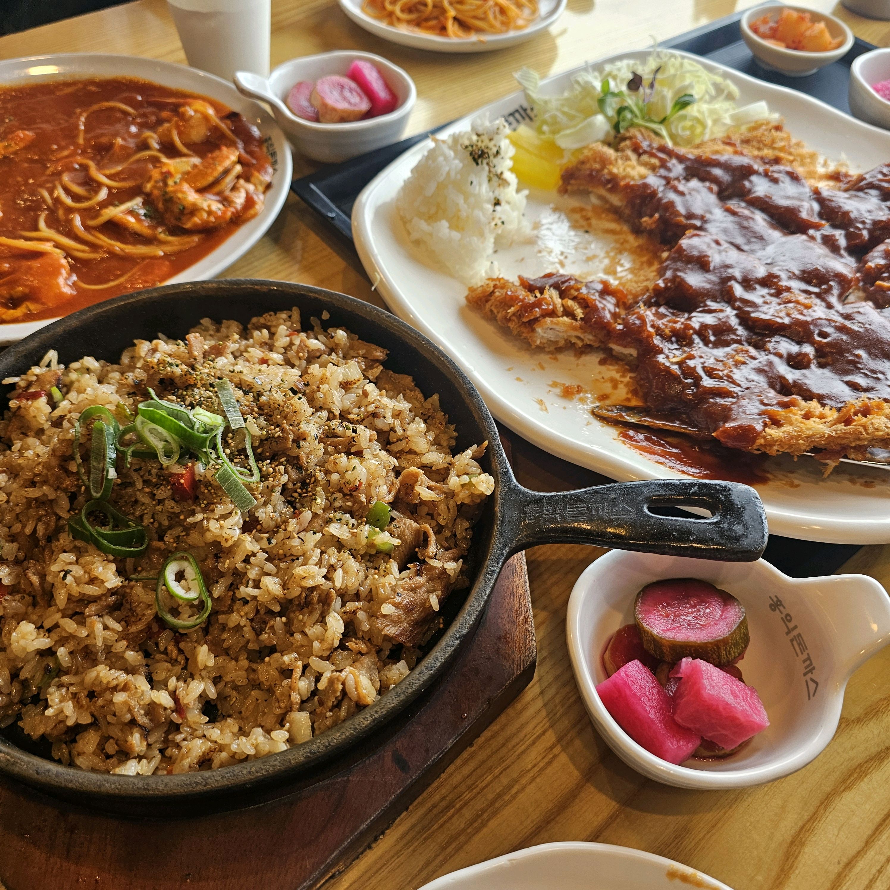 일욜이라 대기가 좀 길었어요. 아이들이 좋아해서 자주 오는데 오늘도 맛있게 먹고 갑니다. - 순천 신대 맛집 홍익돈까스 순천점