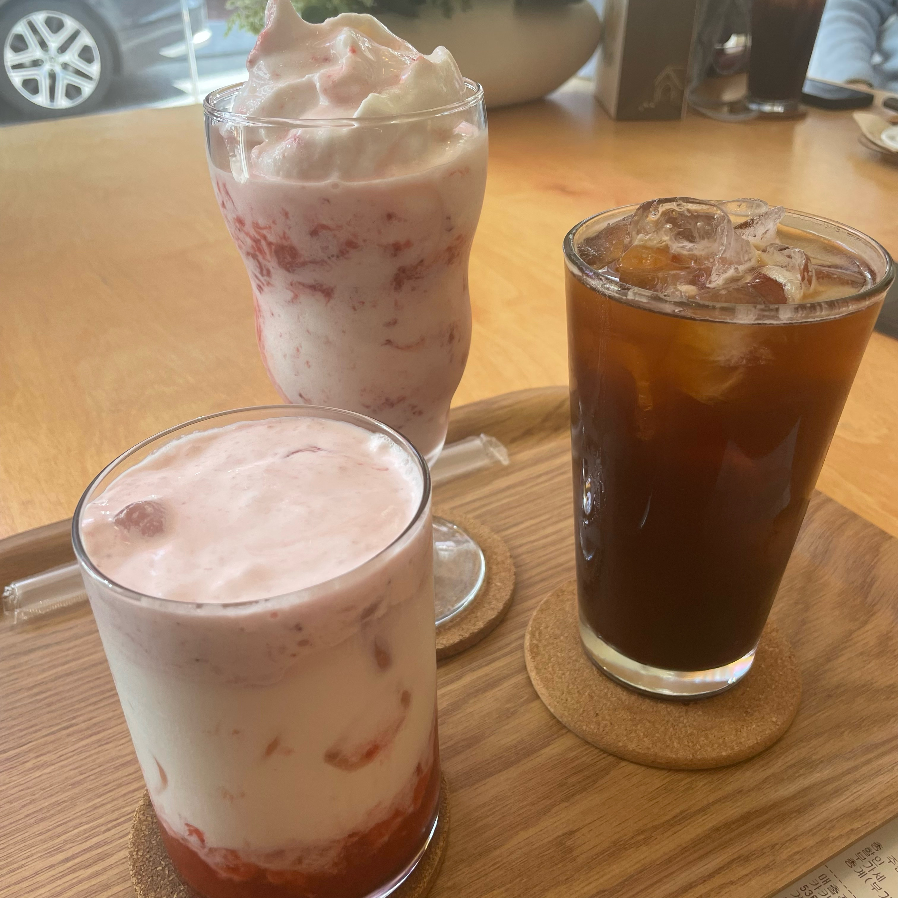 제 최애 딸기라떼 맛집이예오!!💕 - 망원동 맛집 커넥츠커피 망원