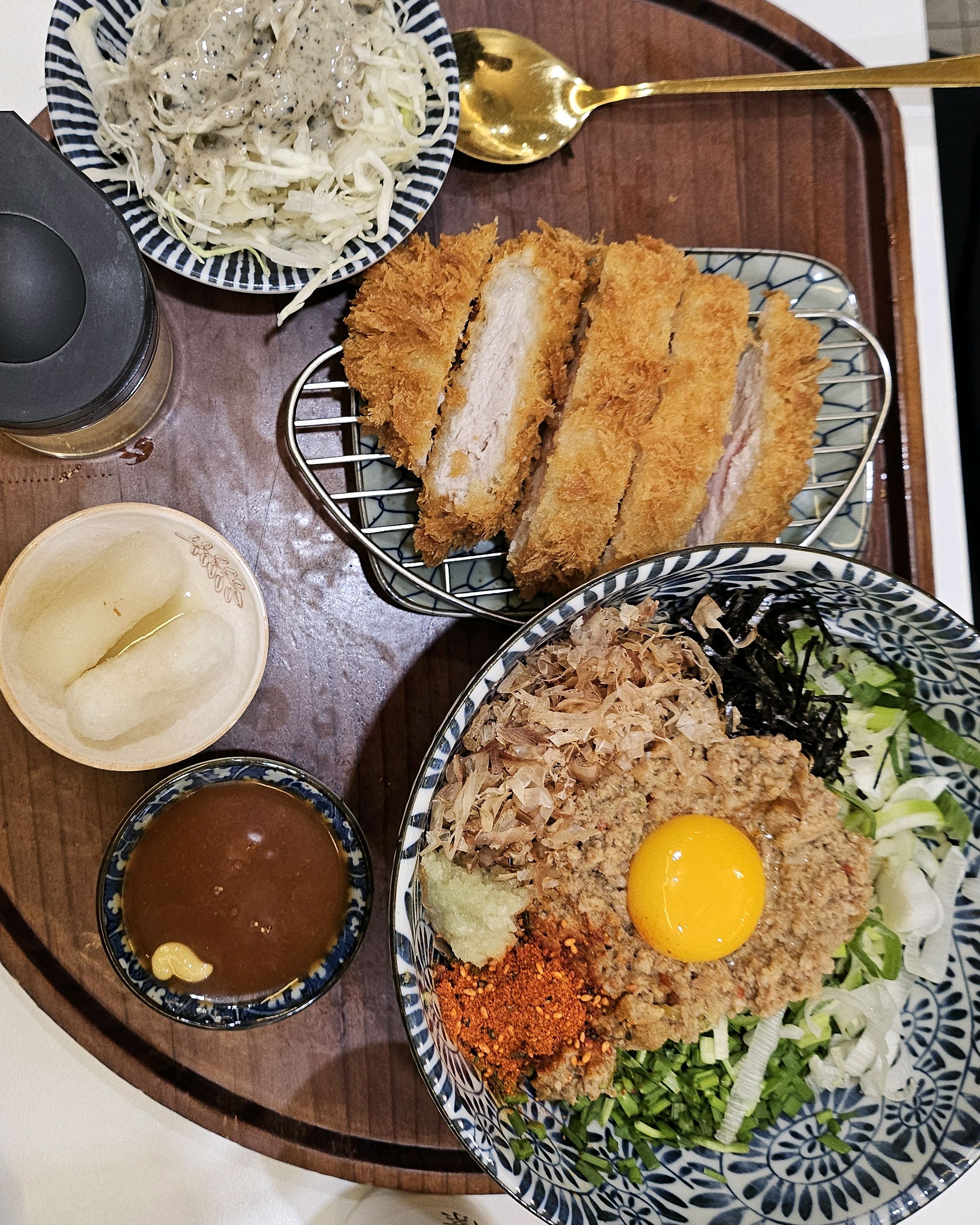 매장이 깔끔하네요~ 숟가락도 개별 포장되어있는게 마음에들어요👍 돈까스도 겉바속촉에 고기가두