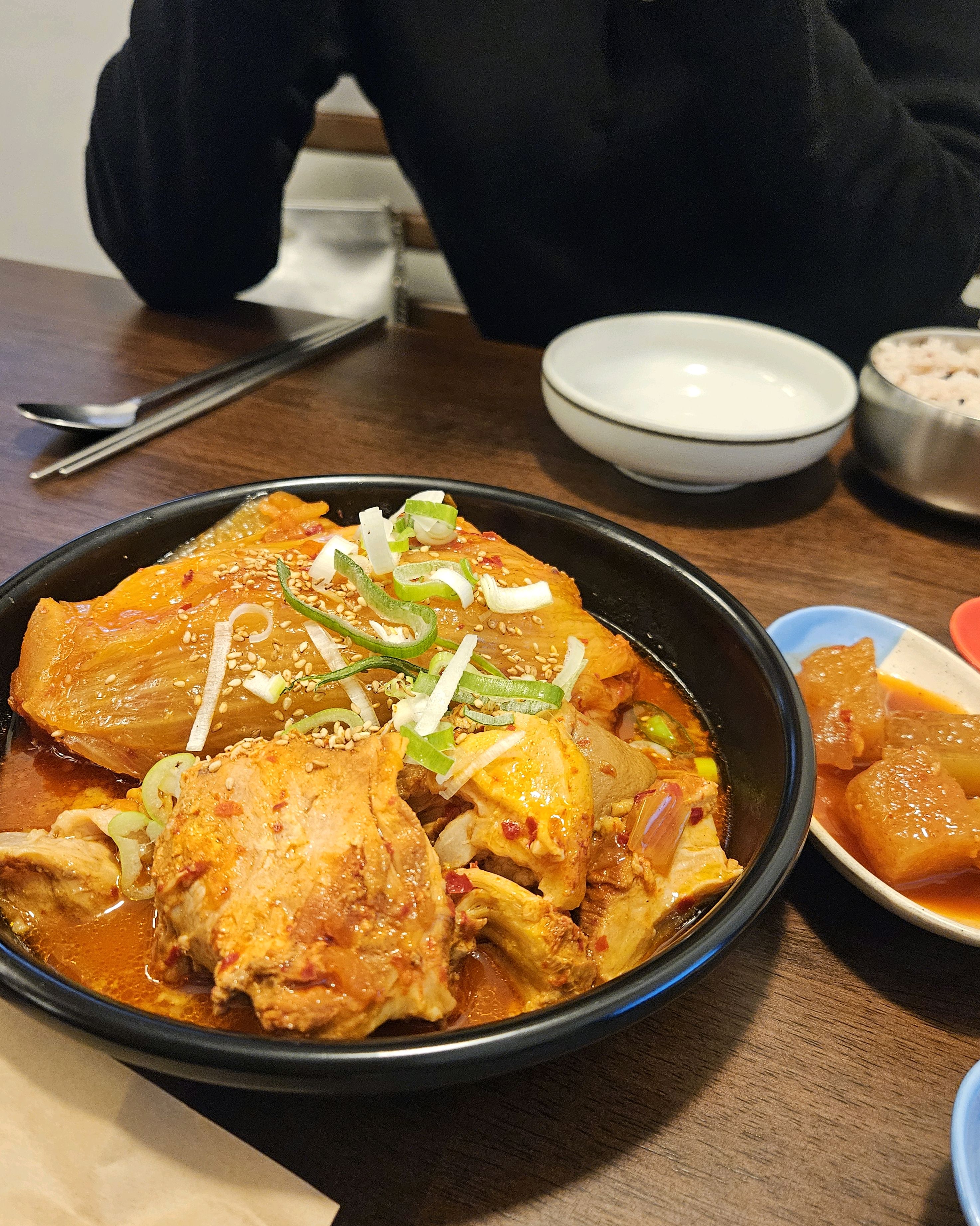 김치찜 소자랑 부추전 주문했는데 정갈하게 정말 잘나와요! 밑반찬들 전부 맛있고 특히 인테리