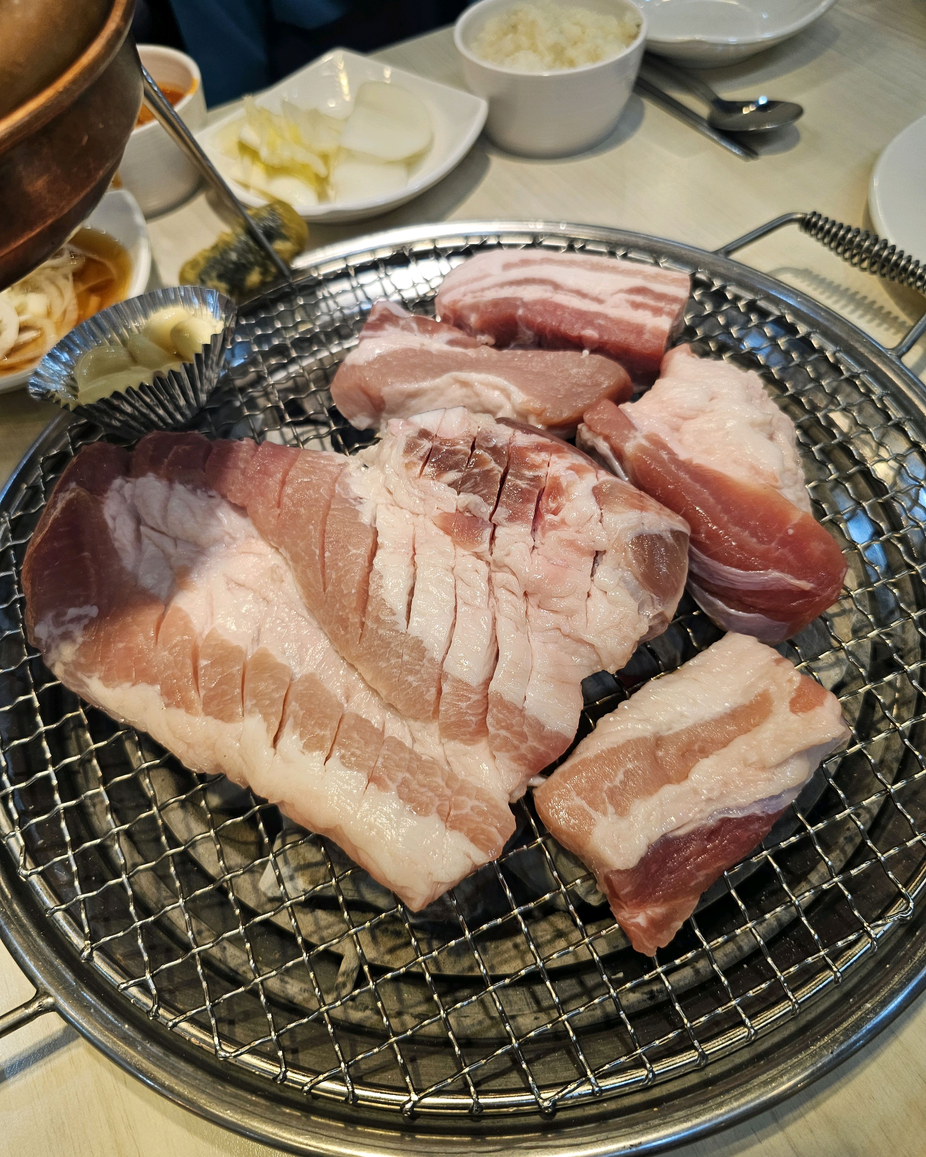 가성비 고기부페는 명륜진사갈비가 제일이라고 생각합니다 맛있고 저렴합니다 잊을만하면 한번씩
