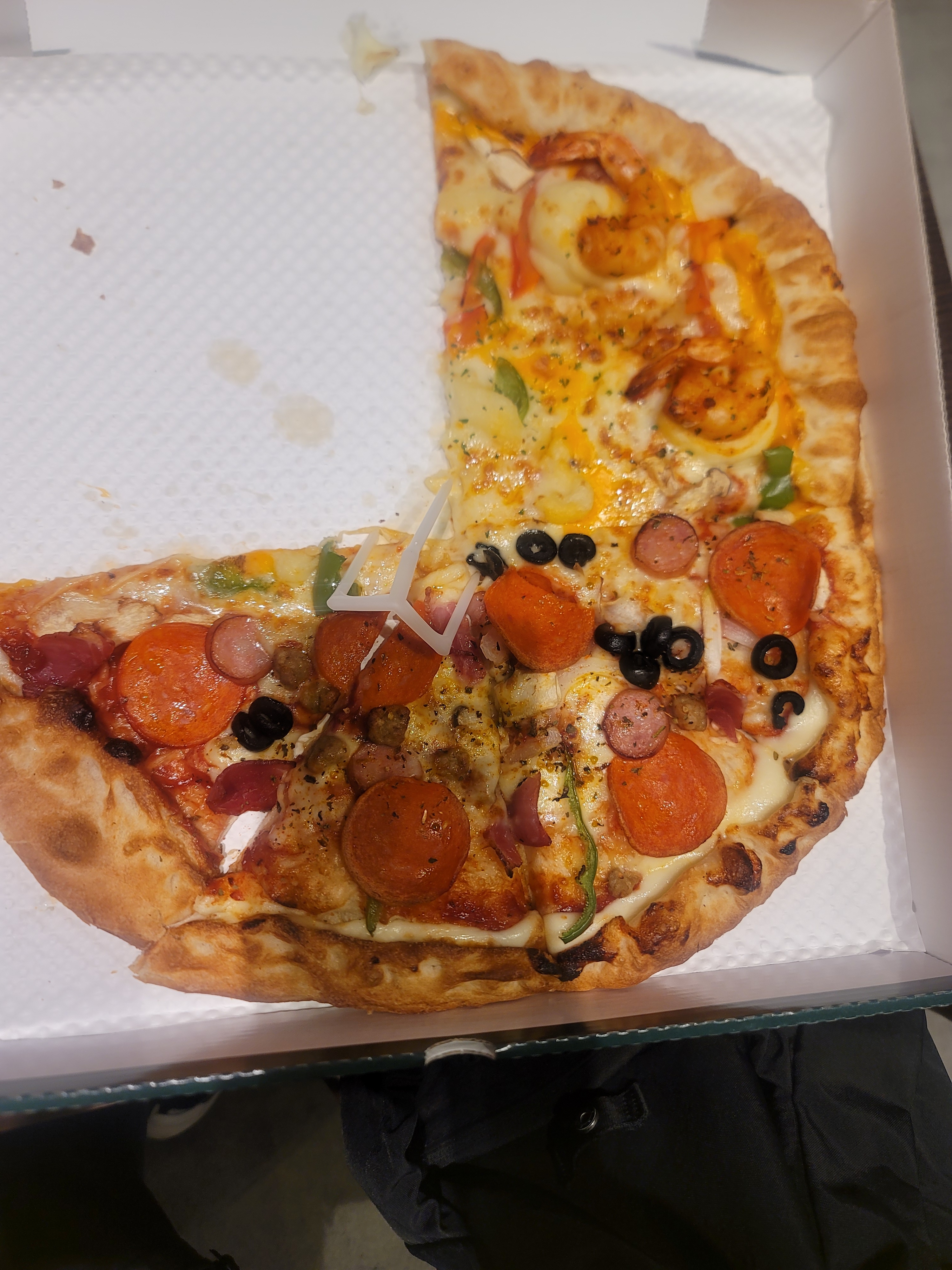 맛있어서 순식간에 한 조각씩 클리어 했어요. 피자 토핑도 푸짐하고 함께 나오 스파게티도 맛