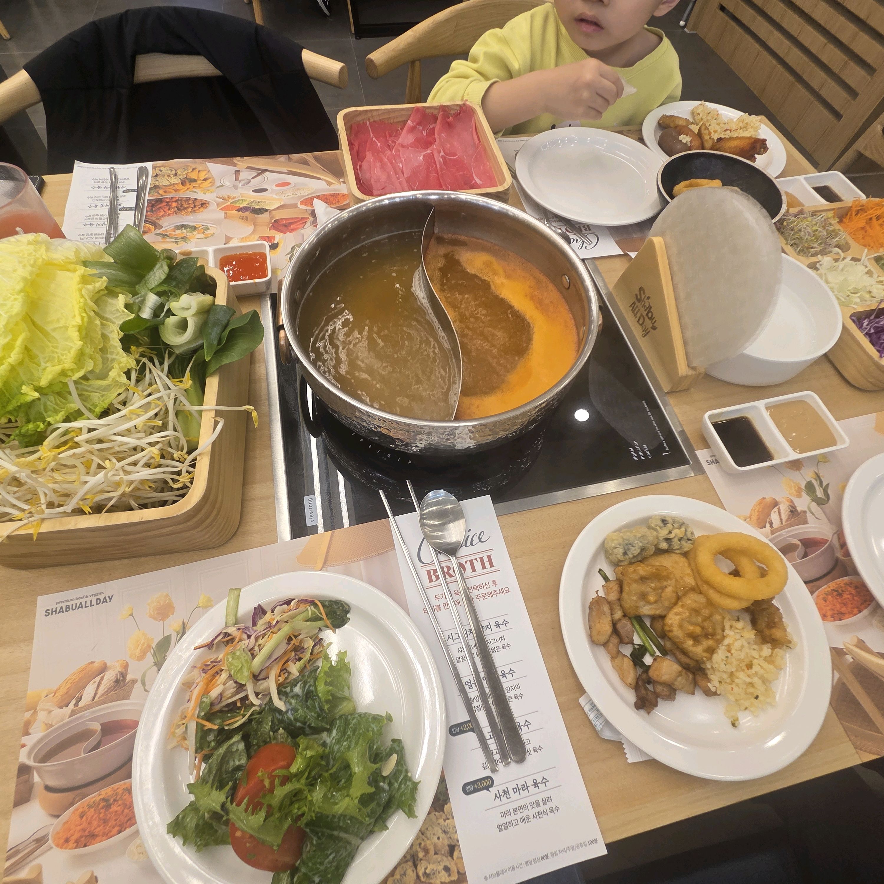 신선합니다. 메뉴들이 맛있고 채소 고기가 신선해요. 아이들도 함께 먹기 좋습니다. - 평택 송탄 맛집 샤브올데이 평택신장점