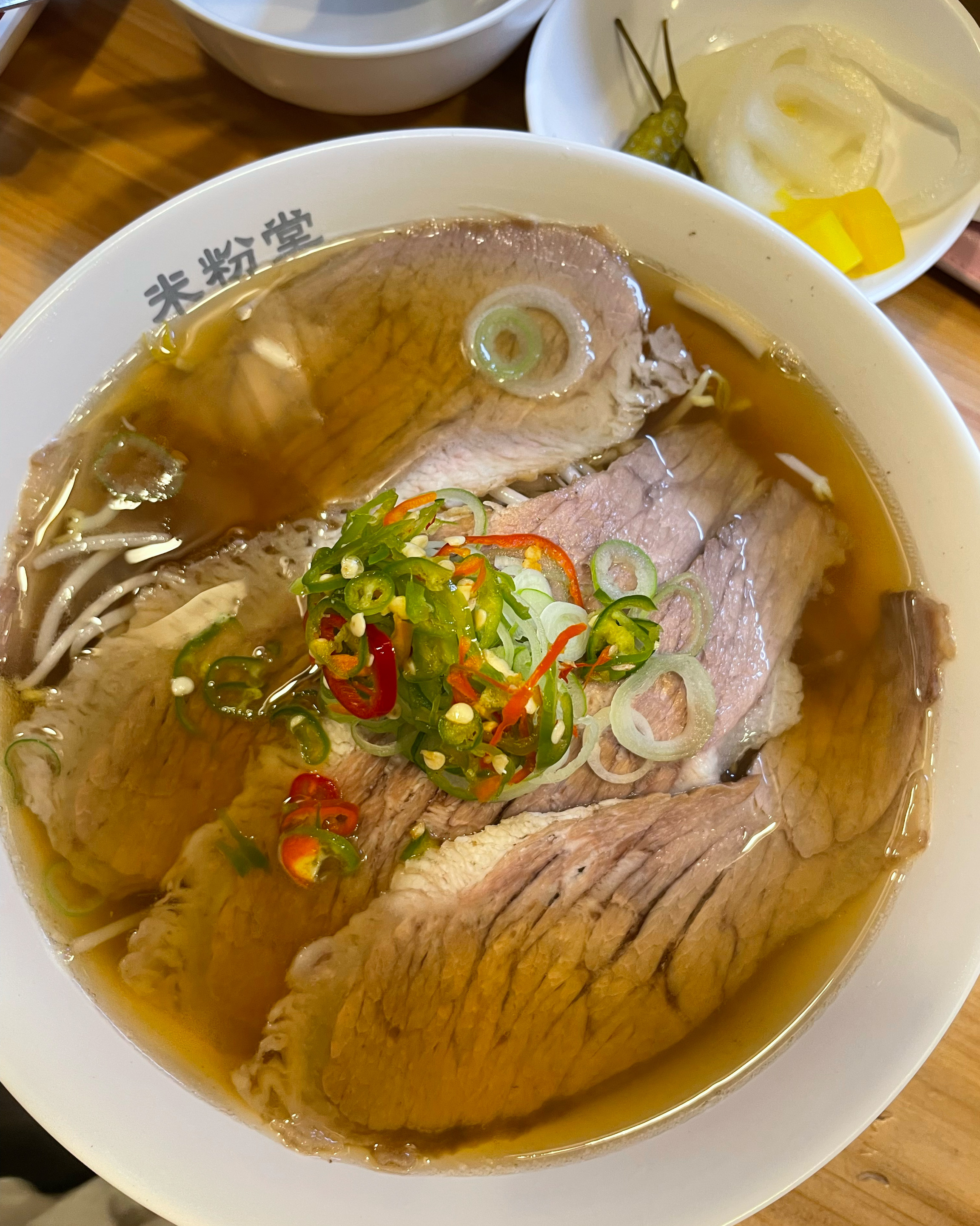 옷도 걸 수 있고 가게는 작지만 안에 자리가 쭈우욱 있어요 맛납니다 미분당~ - 고덕역 맛집 미분당 고덕역점