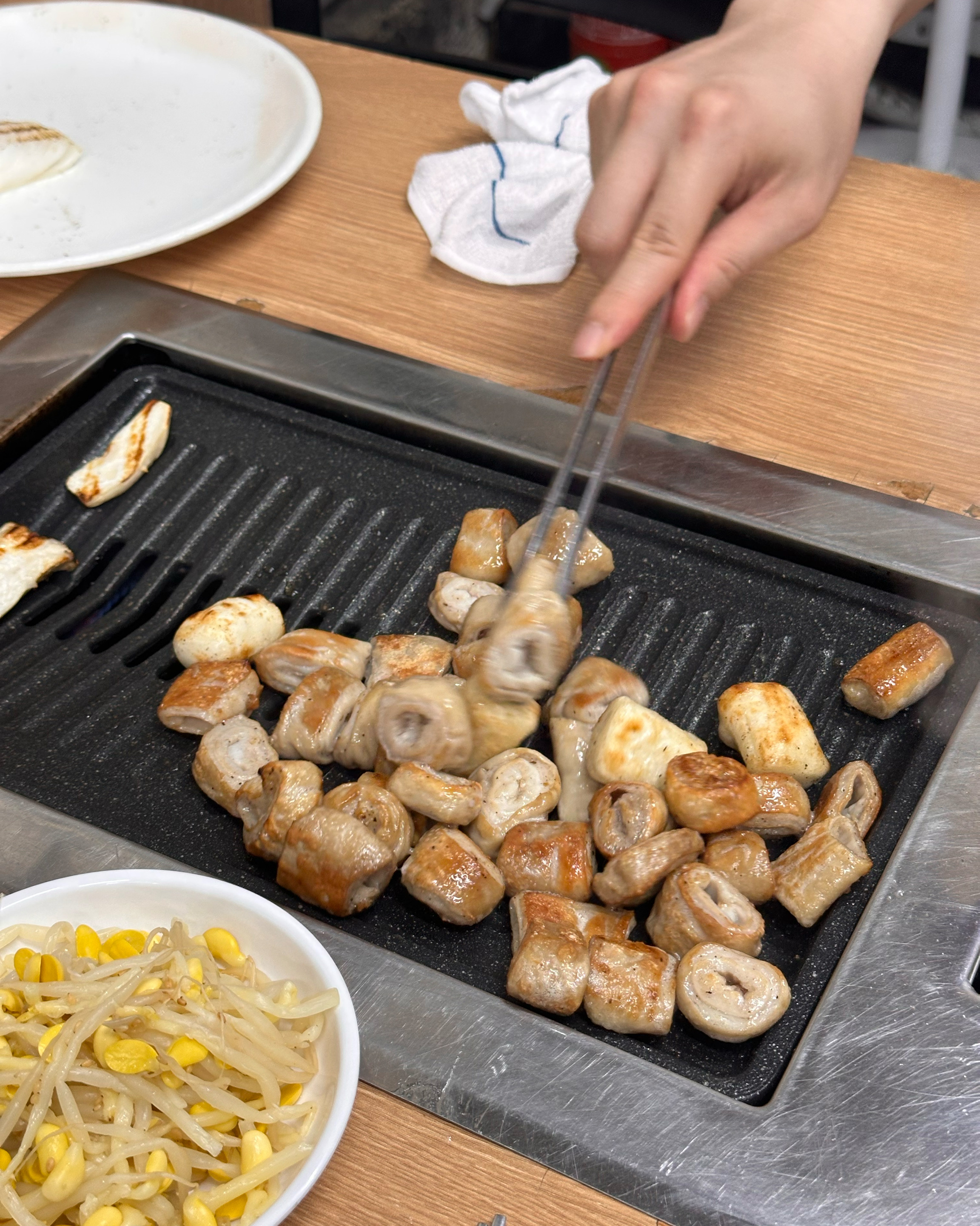 냄새에 예민하신 분들은 절대 화장실 쪽에 앉지마세요..! 화장실 입구 바로 앞 테이블에 앉