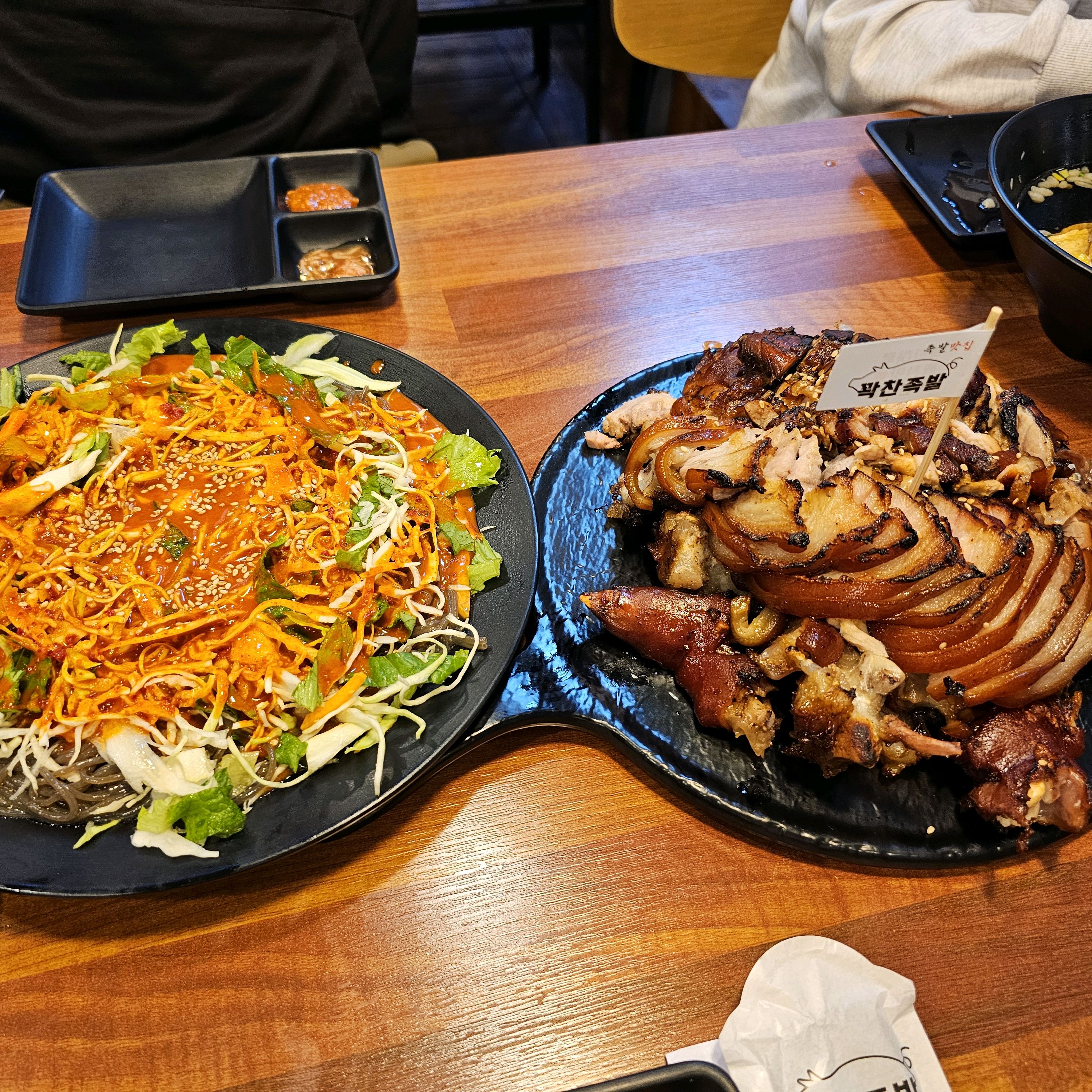 족발 잡내 하나 없이 쫀득쫀득 너무 맛있어요~막국수 새콤달콤해서 족발이랑 잘 어울려요:)매
