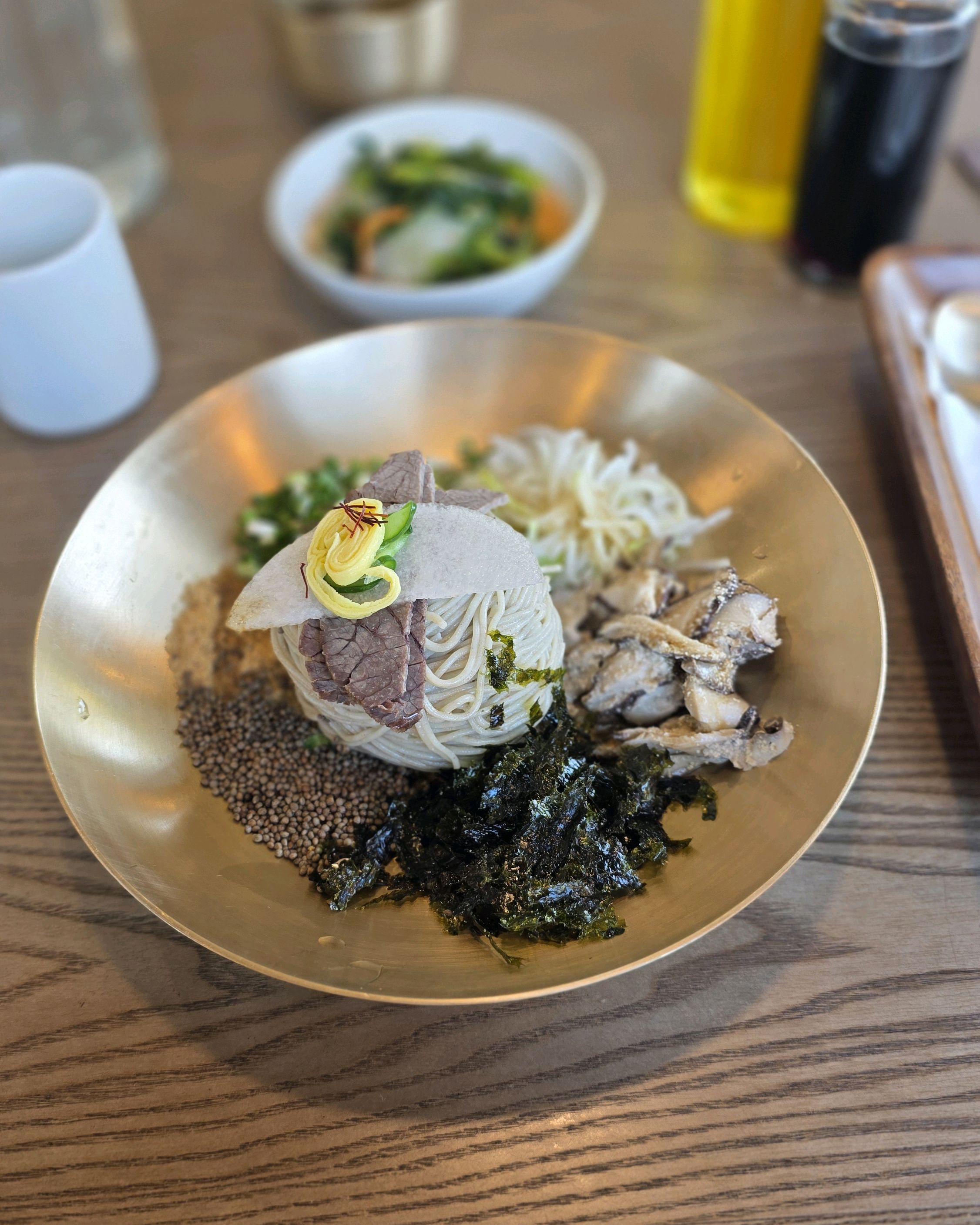 골동냉면 이름만 들어봐서 꼭 먹어보고 싶었어요. 고명 하나하나 다 맛있고 엄청 고급스러운