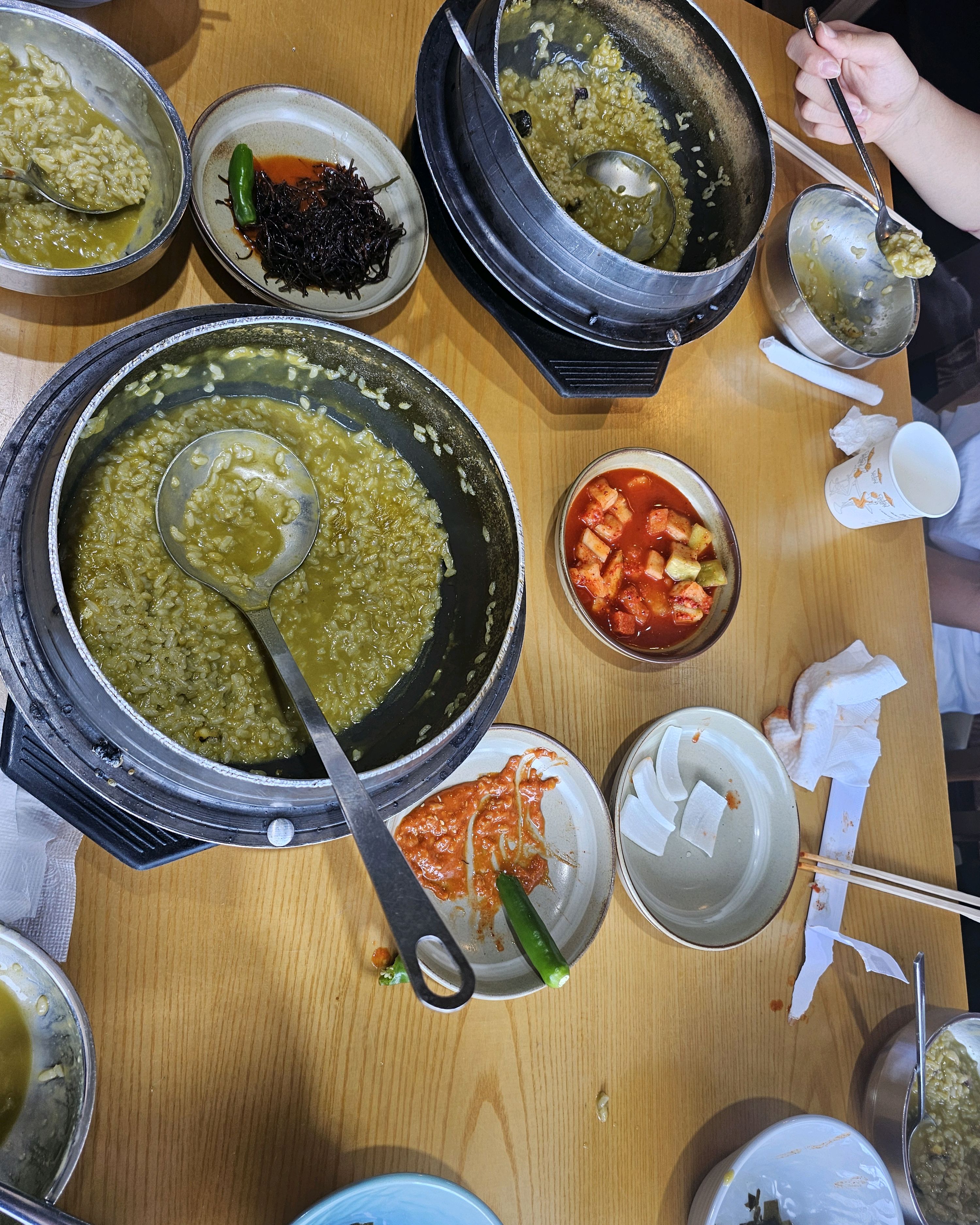 가족들과 함께 아점 먹으러 왔는데 애들도 잘먹고 맛도 괜찮고 친절하시고 서비스로 가리비