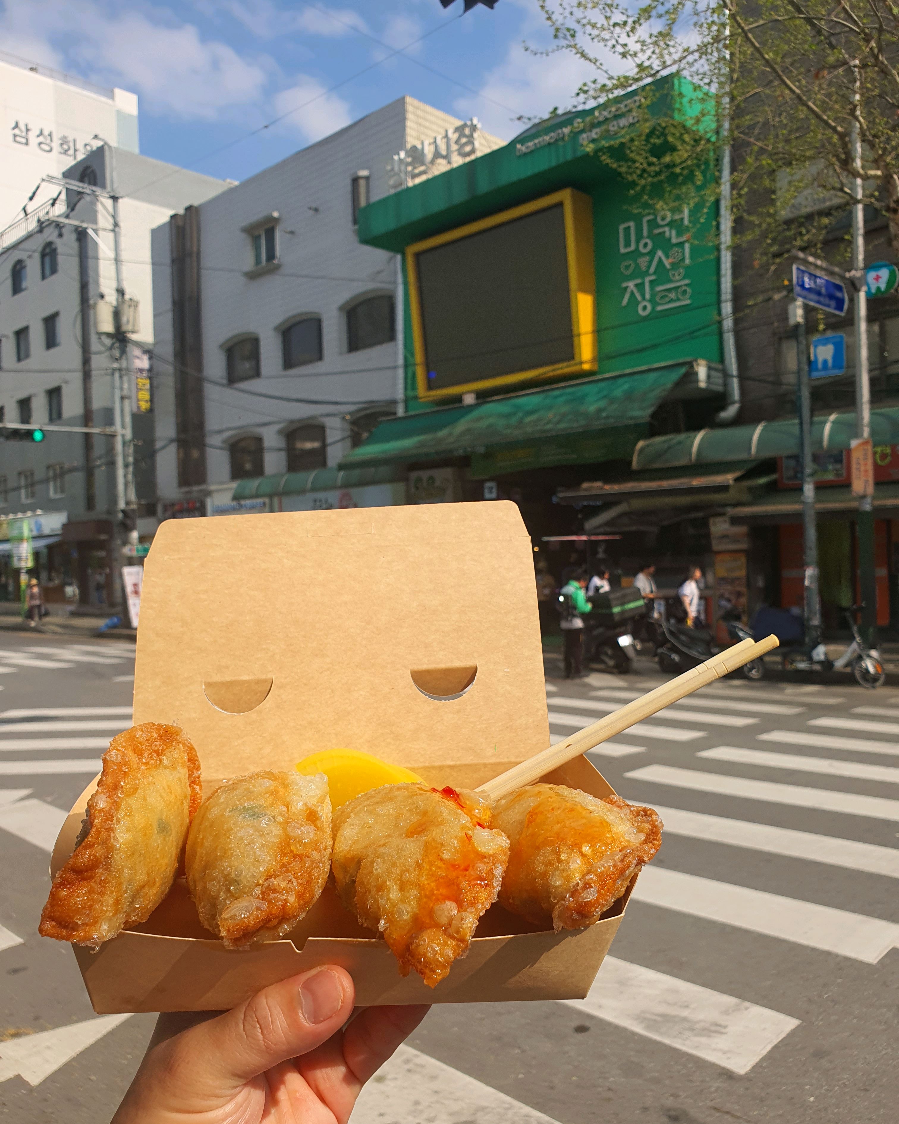 군만두 속이 이렇게 많이 있는건 처음 먹어봤어요 - 망원동 맛집 연만두