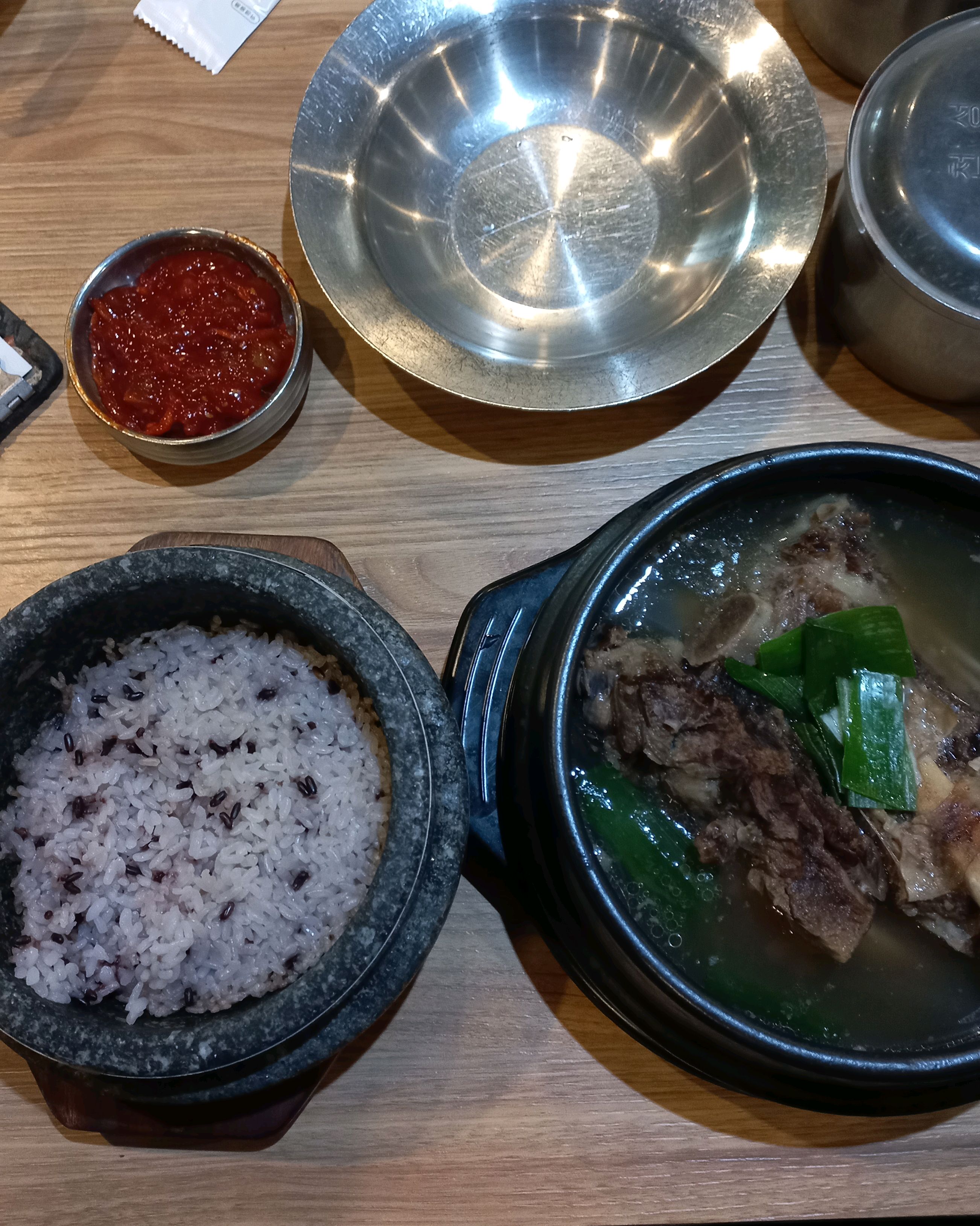 갈비탕을 불에 오래 올린채로 놔두었나봐요. 졸여졌더군요. 너무 짜서 누룽지용 물을 잔뜩 부