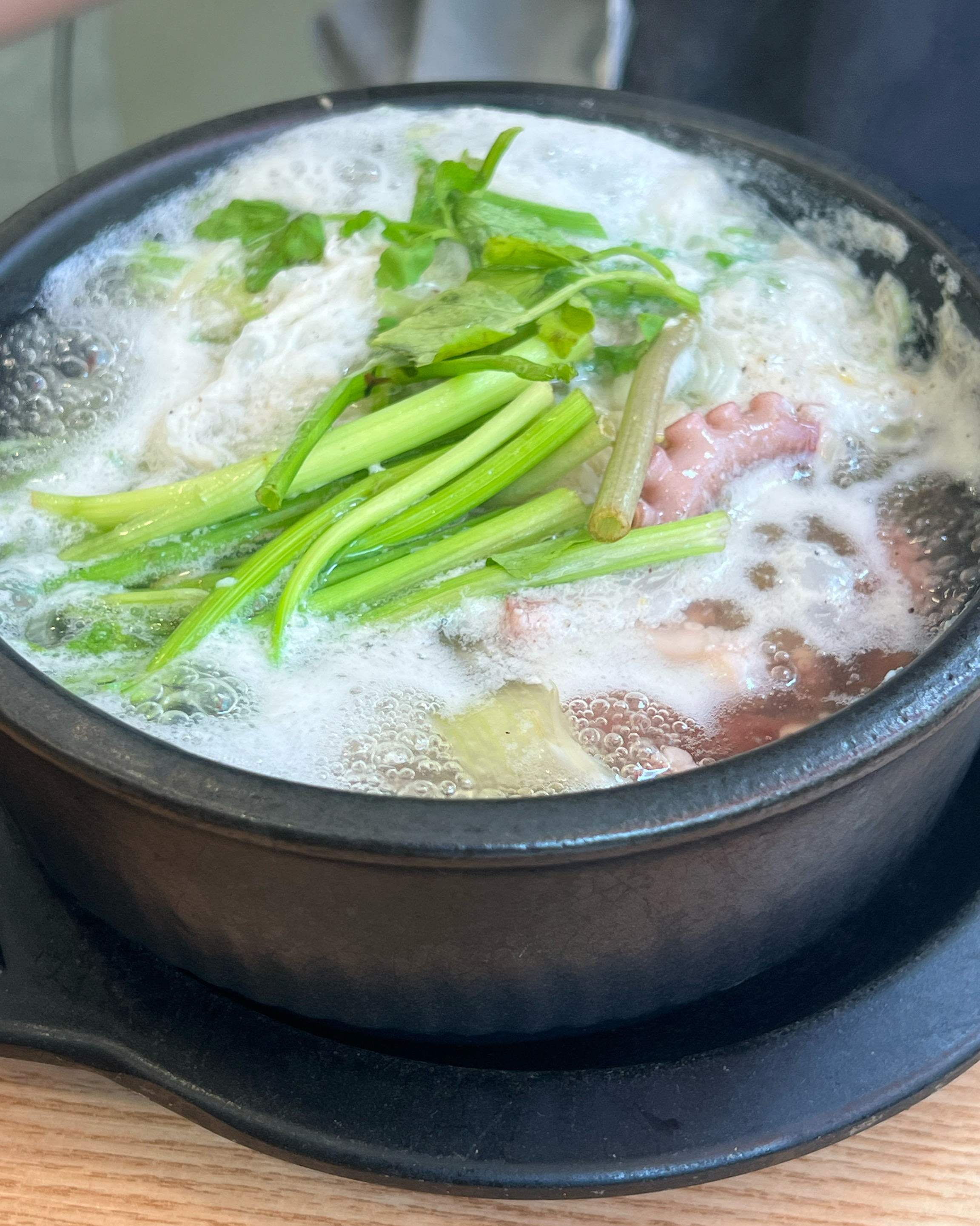 오랜만에 낙지 먹으러 나왔는데 정말 만족합니다!! 사장님 추천으로 낙지국밥,낙지볶음정식 먹