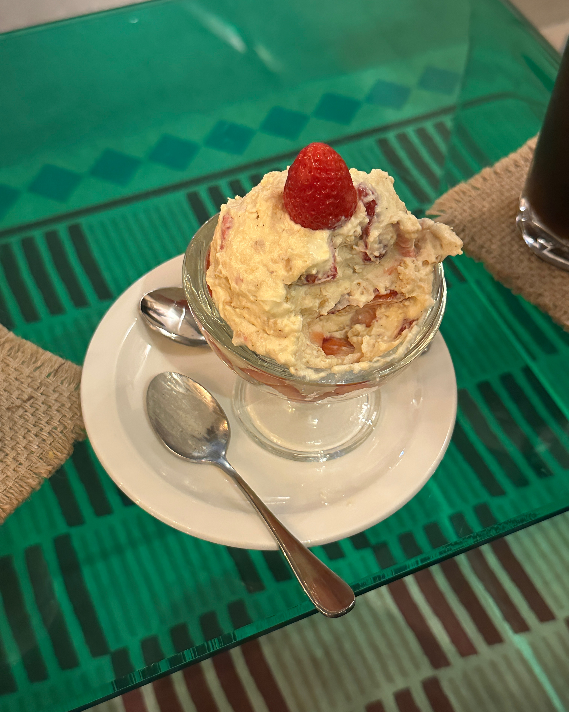 딸기 푸딩 양도 많고 너무너무 맛있어요 🥹♥️ 정성스럽게 만들어서 직접 가져다주시고 영업시