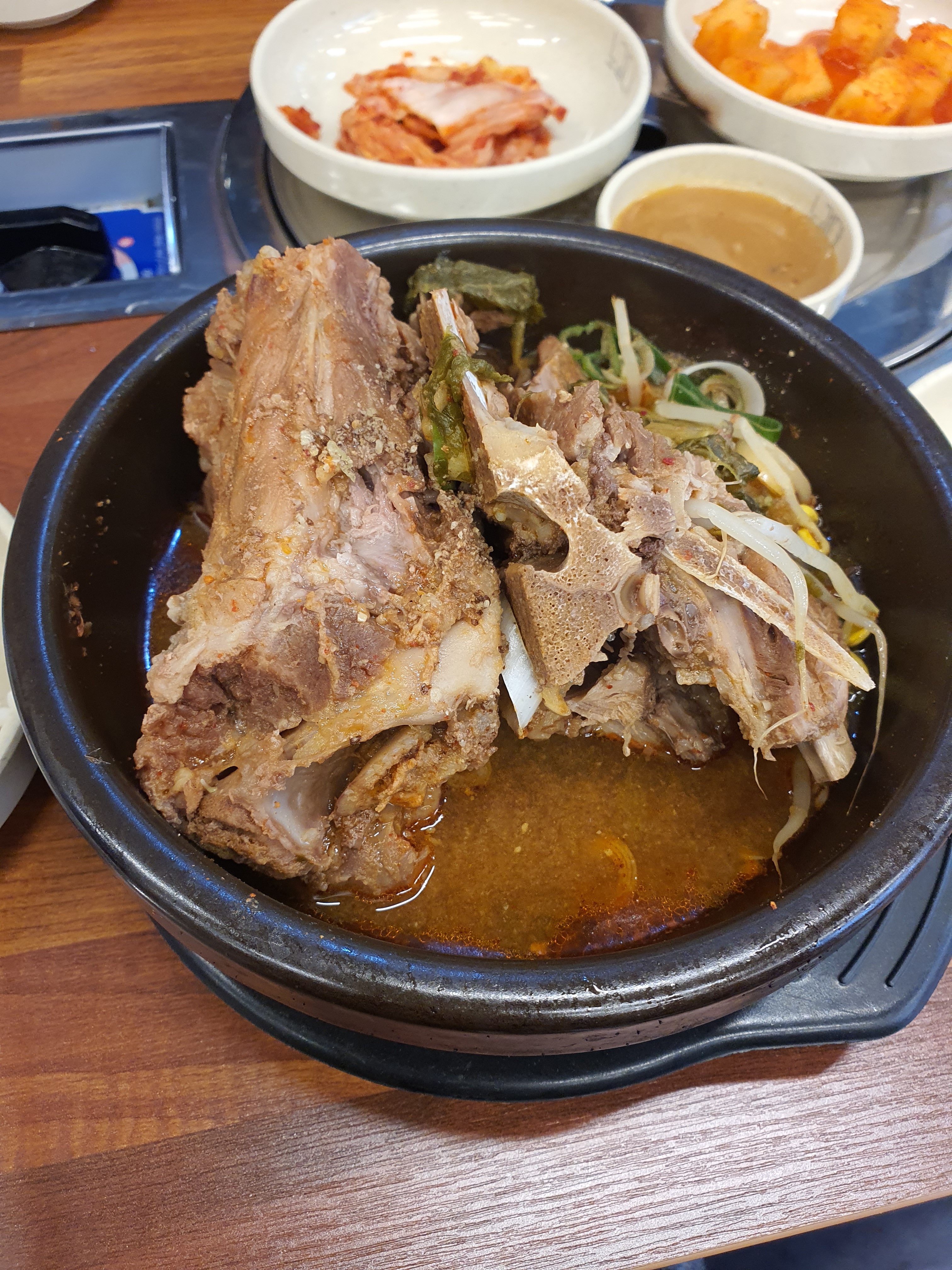 24시간 영업이라 아무때나 해장 할때 좋으네요...매장 깔끔하고 솥밥이라서 밥맛 좋았어요.
