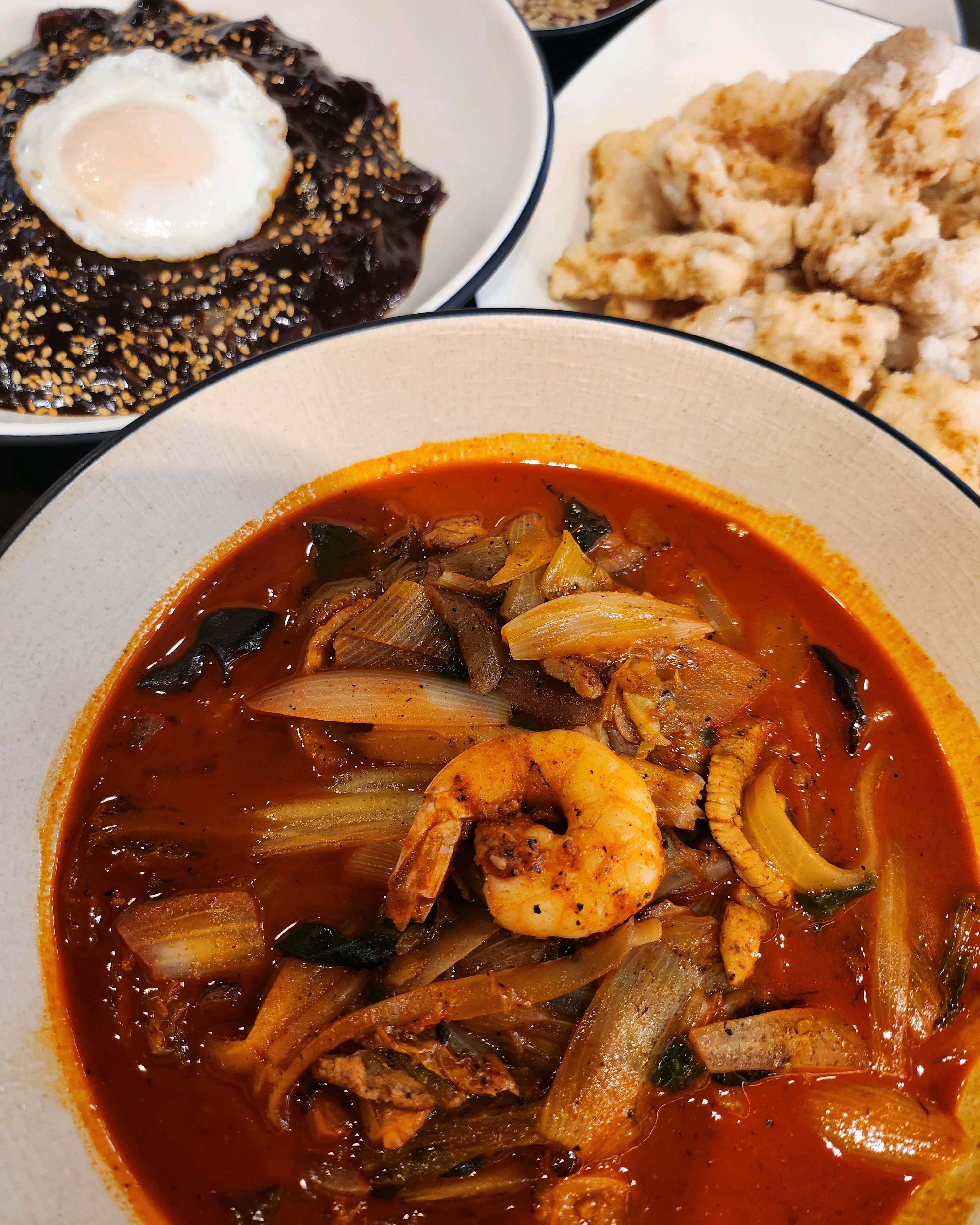 짬뽕 국물이 진짜 진하고 맛있어요~ 탕수육도 깨끗한 기름에 튀겨서 정말 맛있게 먹었고~ 짜